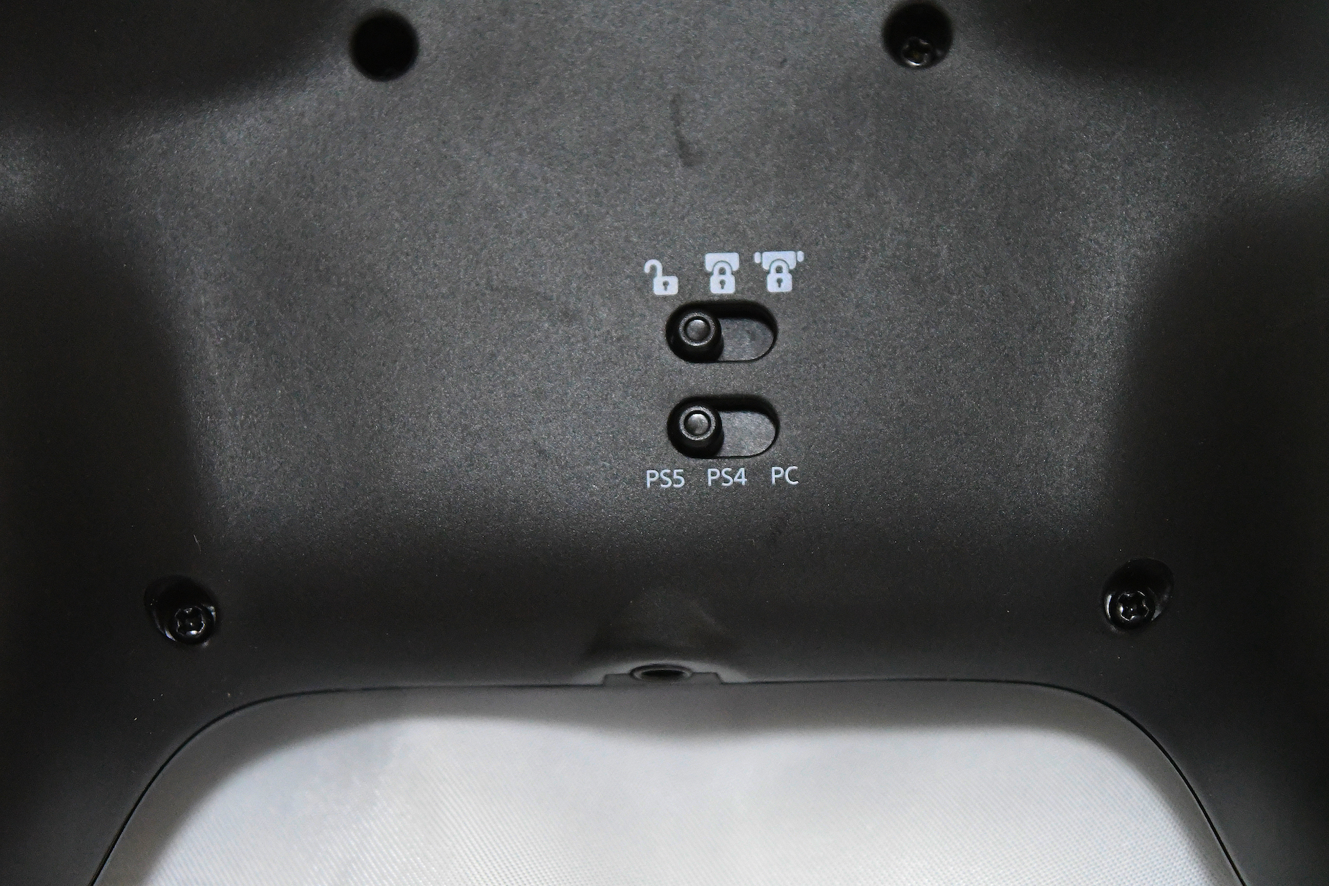 邪魔にならない背面に切り替えスイッチがある