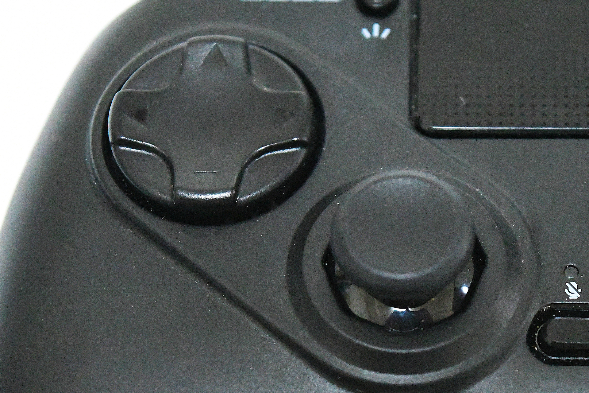 円形型になった方向キー。スティック操作も可能になった