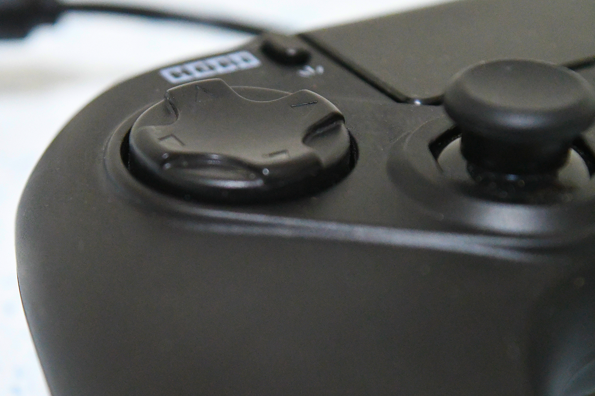 方向キーの窪みのお陰で指を深く置くことができる。入力ミスを軽減させる素晴らしい作りだ