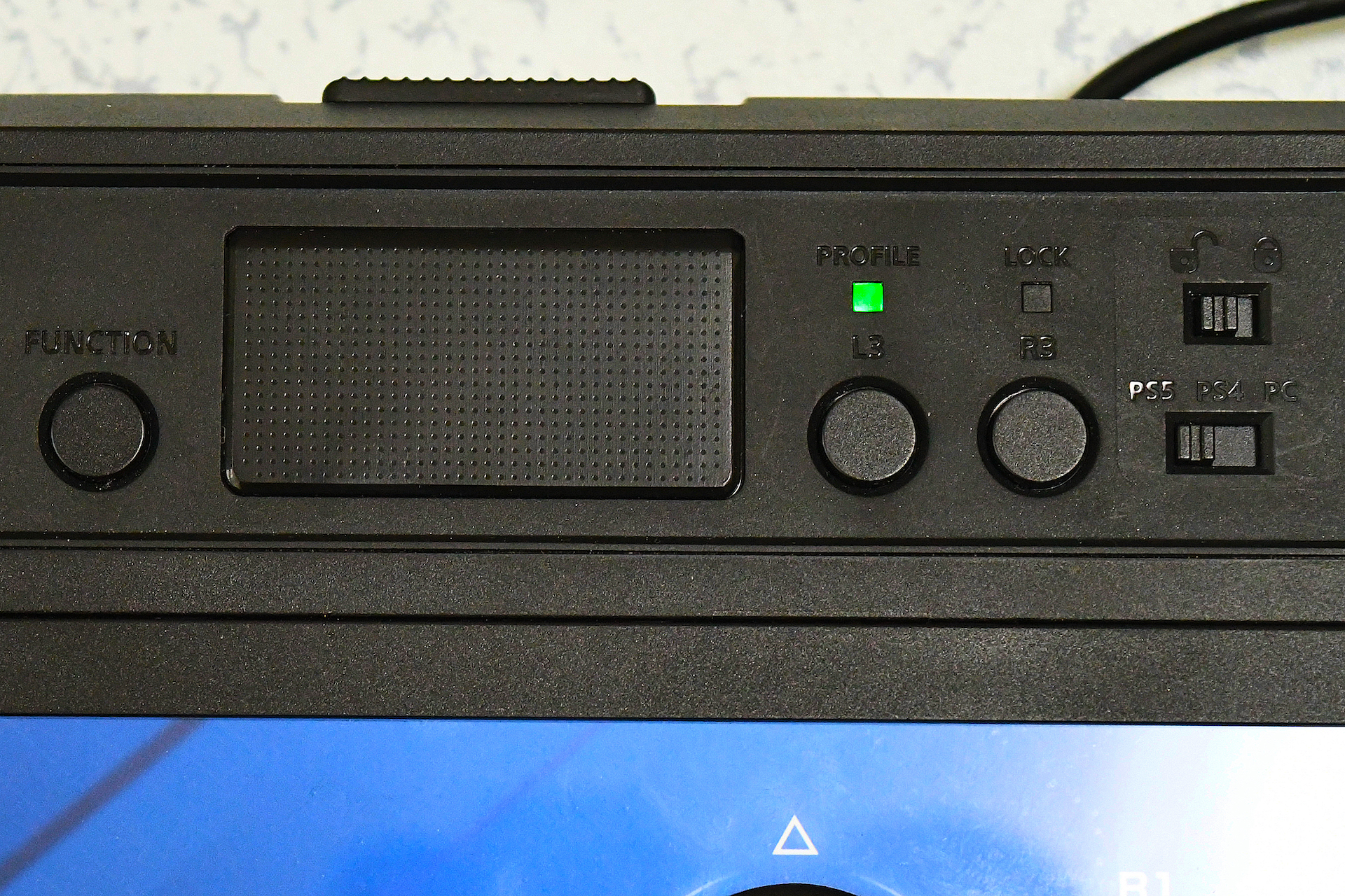 「ファイティングスティックα」はプロファイルによって発光する光の色が変化する