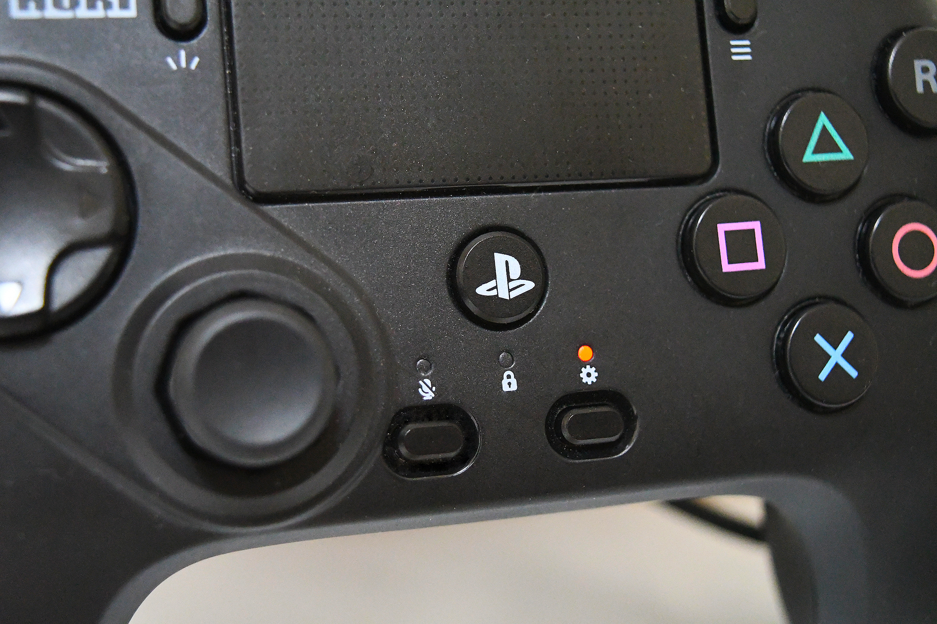 FUNCTIONボタンを長押ししてLEDが点滅中に入れ替えたいボタンを交互に押すだけでボタン変更ができる