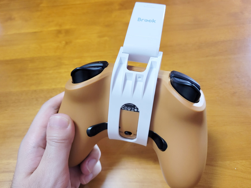 ピッタリとハマるように噛ませに「Vivid」を固定して、上部の伸び縮みするパーツに横向きのスマホをセットすれば、コントローラーと一体化してスマホでのプレイをかなり楽にしてくれる！ 一昔前の携帯ゲーム機を思い出すようだ