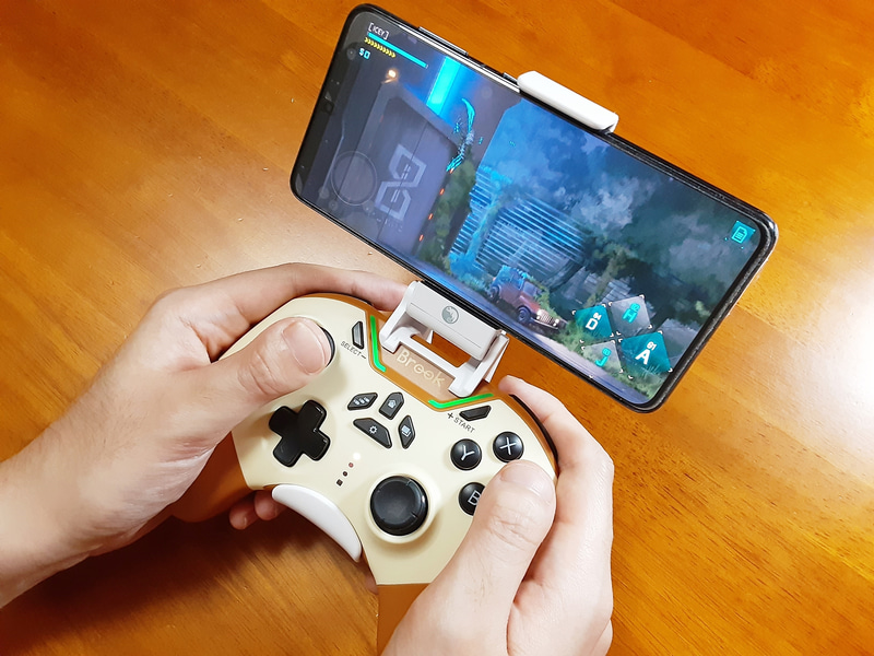 ピッタリとハマるように噛ませに「Vivid」を固定して、上部の伸び縮みするパーツに横向きのスマホをセットすれば、コントローラーと一体化してスマホでのプレイをかなり楽にしてくれる！ 一昔前の携帯ゲーム機を思い出すようだ