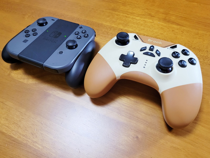 Switch付属の「Joy-Conグリップ」を装着した状態と筆者が愛用している「Proコントローラー(Xenoblade2エディション)」と並べてみるとこんな感じに。大きさのイメージはProコンに近いが「Vivid」の方が少しだけコンパクトな印象で、重量もその分Proコンより軽い。Joy-Conグリップと同じか少し軽い位の重さのため、長時間ゲームをしても疲れない