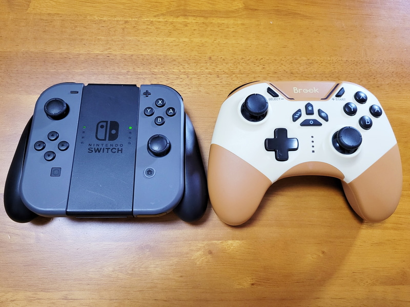 Switch付属の「Joy-Conグリップ」を装着した状態と筆者が愛用している「Proコントローラー(Xenoblade2エディション)」と並べてみるとこんな感じに。大きさのイメージはProコンに近いが「Vivid」の方が少しだけコンパクトな印象で、重量もその分Proコンより軽い。Joy-Conグリップと同じか少し軽い位の重さのため、長時間ゲームをしても疲れない