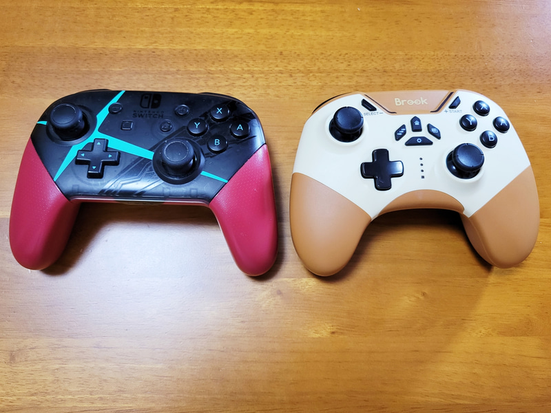 Switch付属の「Joy-Conグリップ」を装着した状態と筆者が愛用している「Proコントローラー(Xenoblade2エディション)」と並べてみるとこんな感じに。大きさのイメージはProコンに近いが「Vivid」の方が少しだけコンパクトな印象で、重量もその分Proコンより軽い。Joy-Conグリップと同じか少し軽い位の重さのため、長時間ゲームをしても疲れない