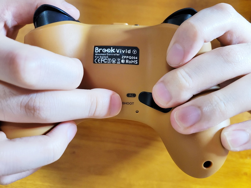 実際に握ってみるとこのような感じですっぽりと手に収まる位のサイズ感だ。各ボタンへは指を伸ばせば余裕でアクセスできる。背面ボタンへのアクセスもコントローラーを握ったまま可能。さらに少し指を伸ばせばポジションを崩さずにモード切り替えもできるため、忙しめのアクションゲームでも問題なく各機能を発揮できそうだ