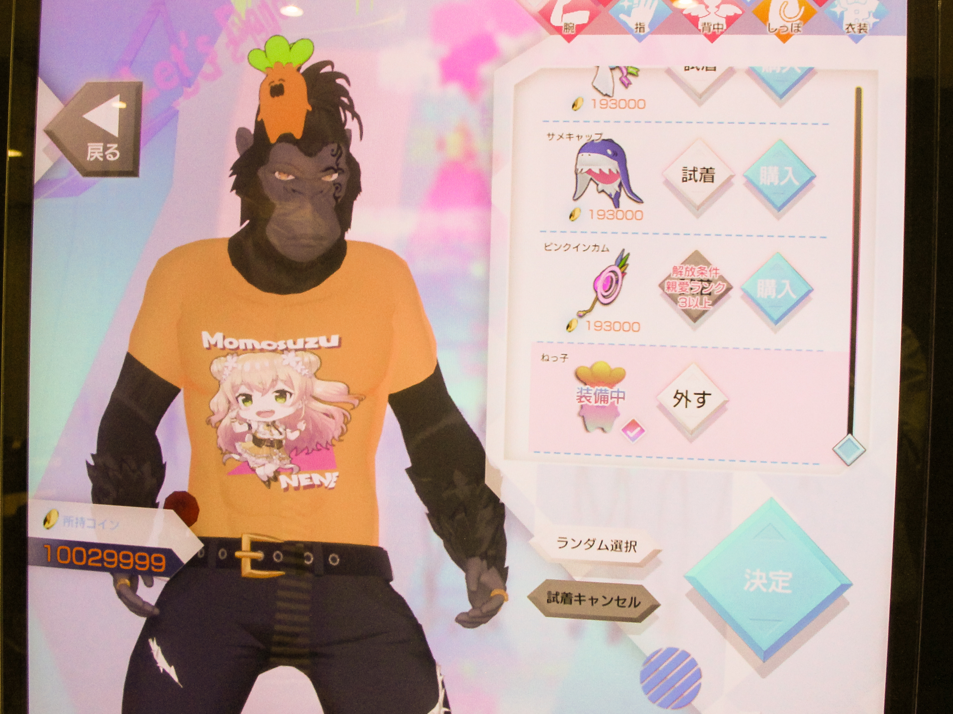 コラボレーション衣装として、“ねっ子Tシャツ”と“桃鈴ねねTシャツ”A～Cまでが準備されている。これらは他のパートナーも着ることができ、各々の体型に合わせて自動的にサイズも変化。