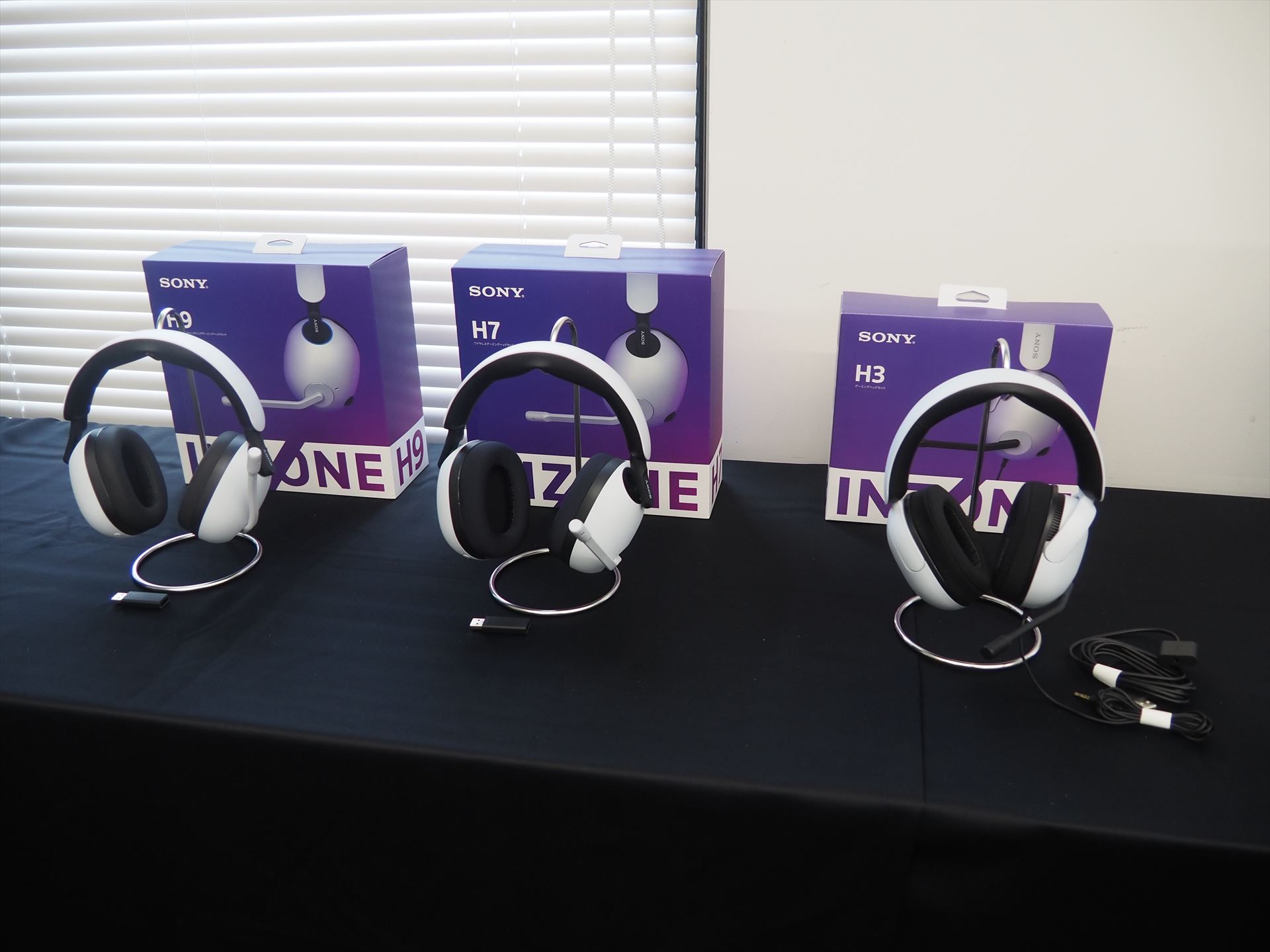 左から、最上位の「INZONE H9」、無線対応の「INZONE H7」、有線の「INZONE H3」
