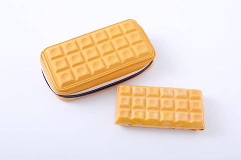 森永製菓のアイス「チョコモナカジャンボ」を再現したポーチが付属する