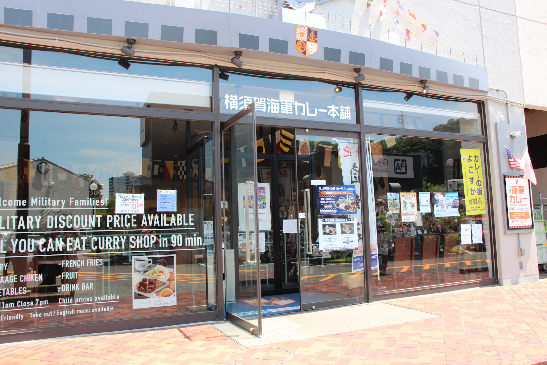 筆者は横須賀海自カレーをメインに、海苔空上げ（唐揚げ）やポテト、サラダといったサイドメニューをいただいた