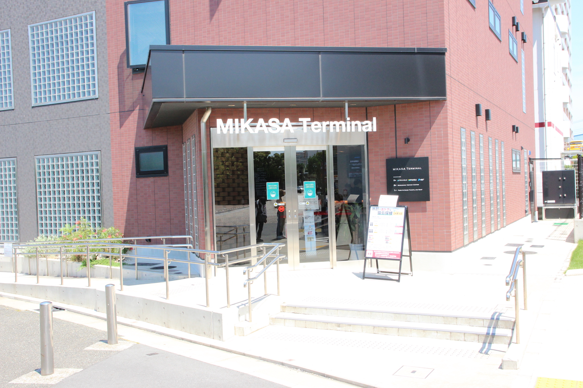 猿島へは三笠ターミナルから船に乗って移動する