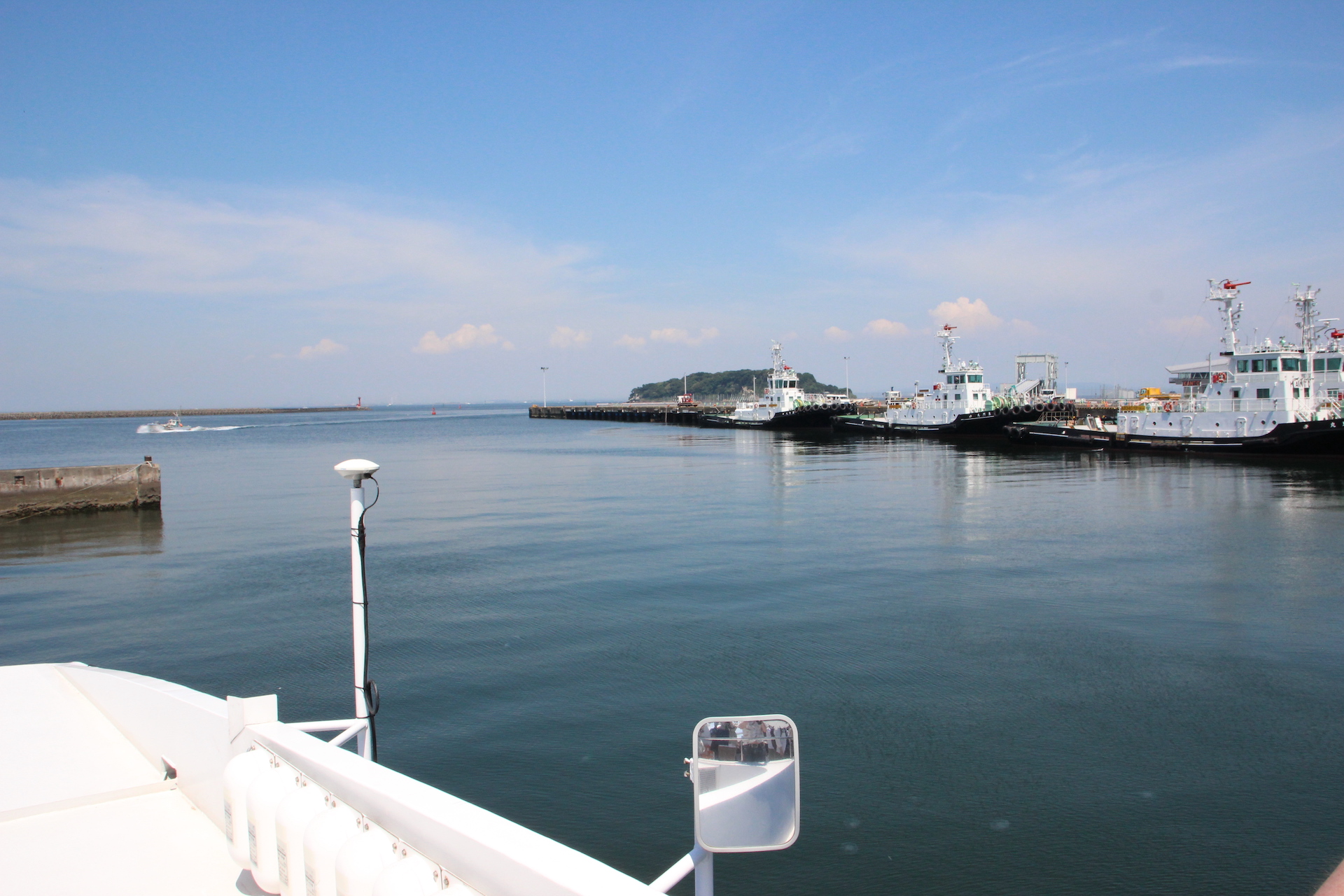 奥に見えるのが猿島だ