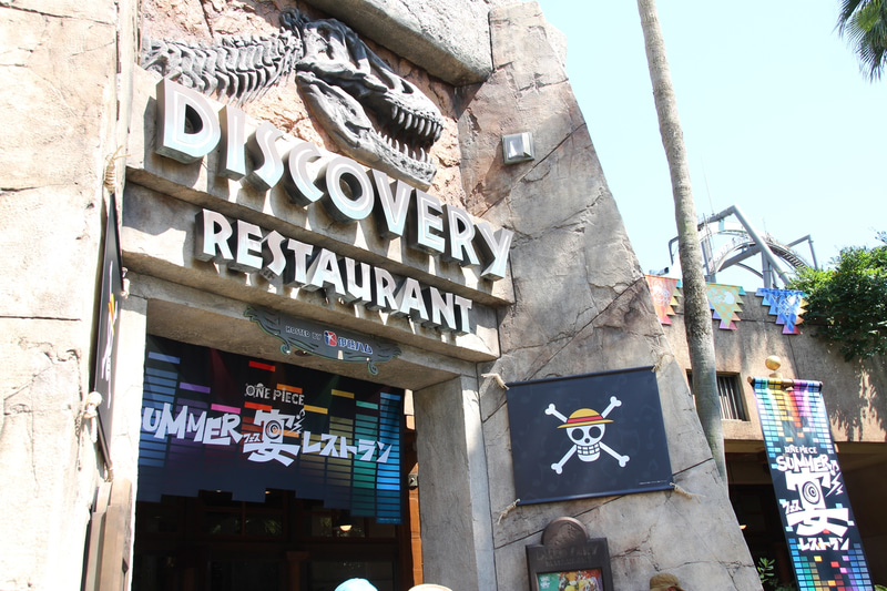ジェラシックパーク内にあるディスカバリー・レストラン。「ワンピース」の垂れ幕が目印だ。