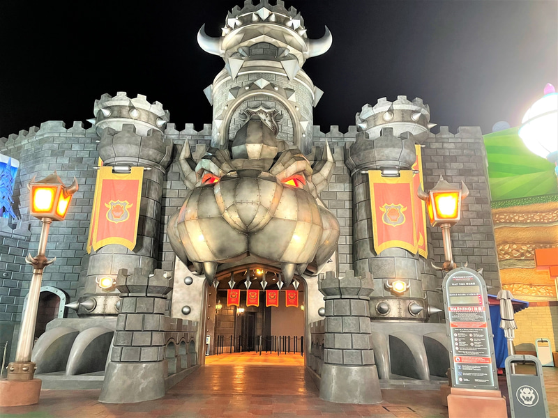 クッパ城の入り口。夜だと、昼間とは違う迫力がある