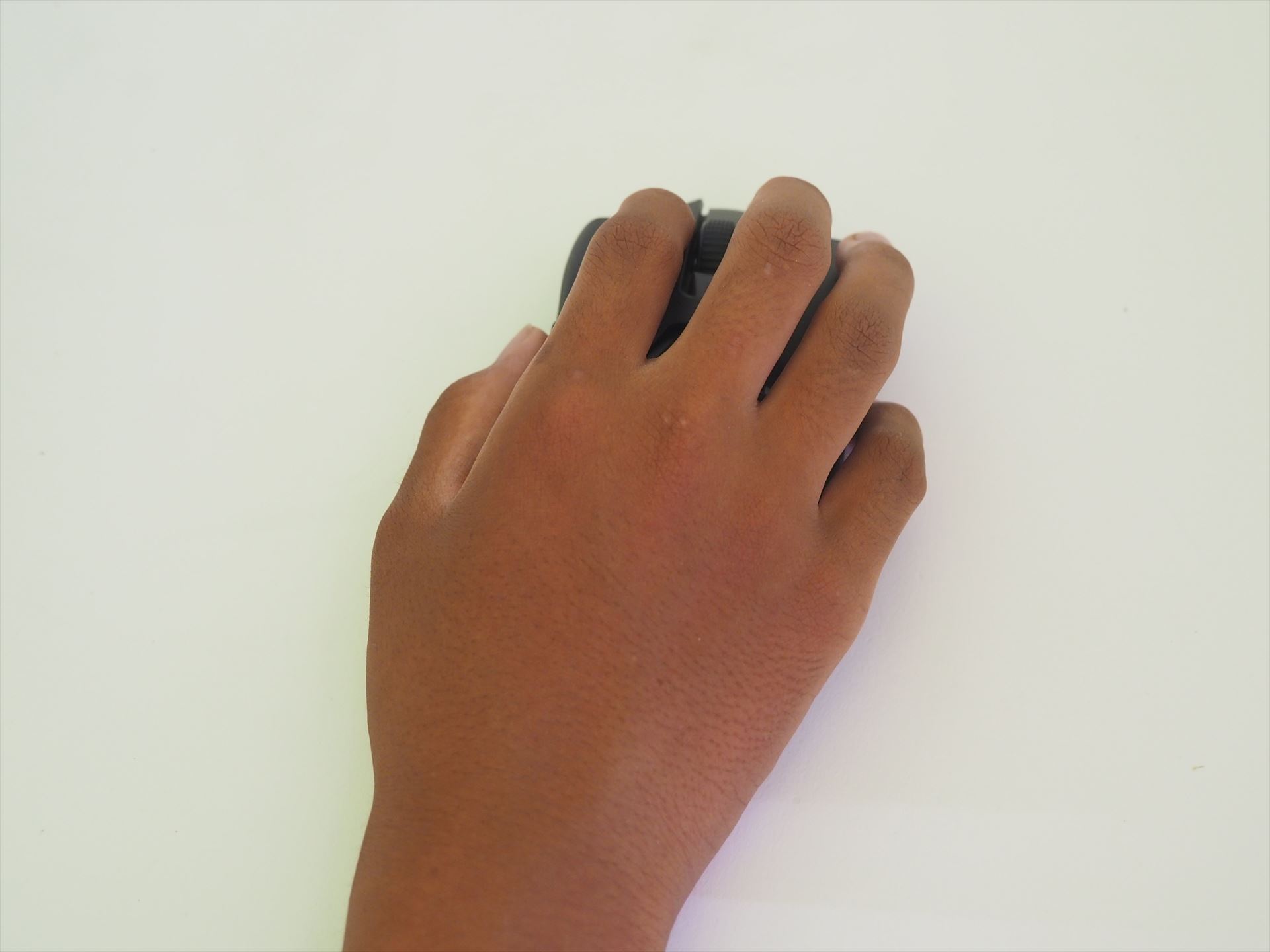 息子がViper V2 Proを握っているところ