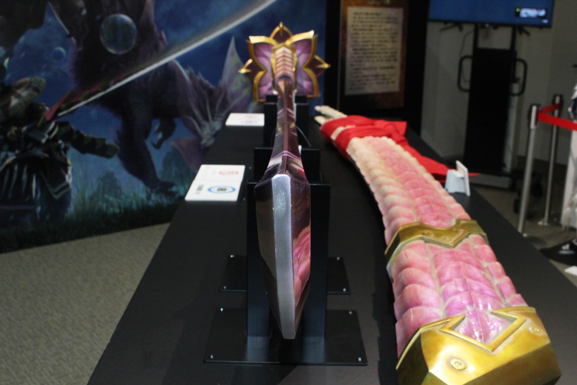 刀身だけでも2.1mある。銃刀法に配慮し、黒軟鉄を使い、刃は付けられていない