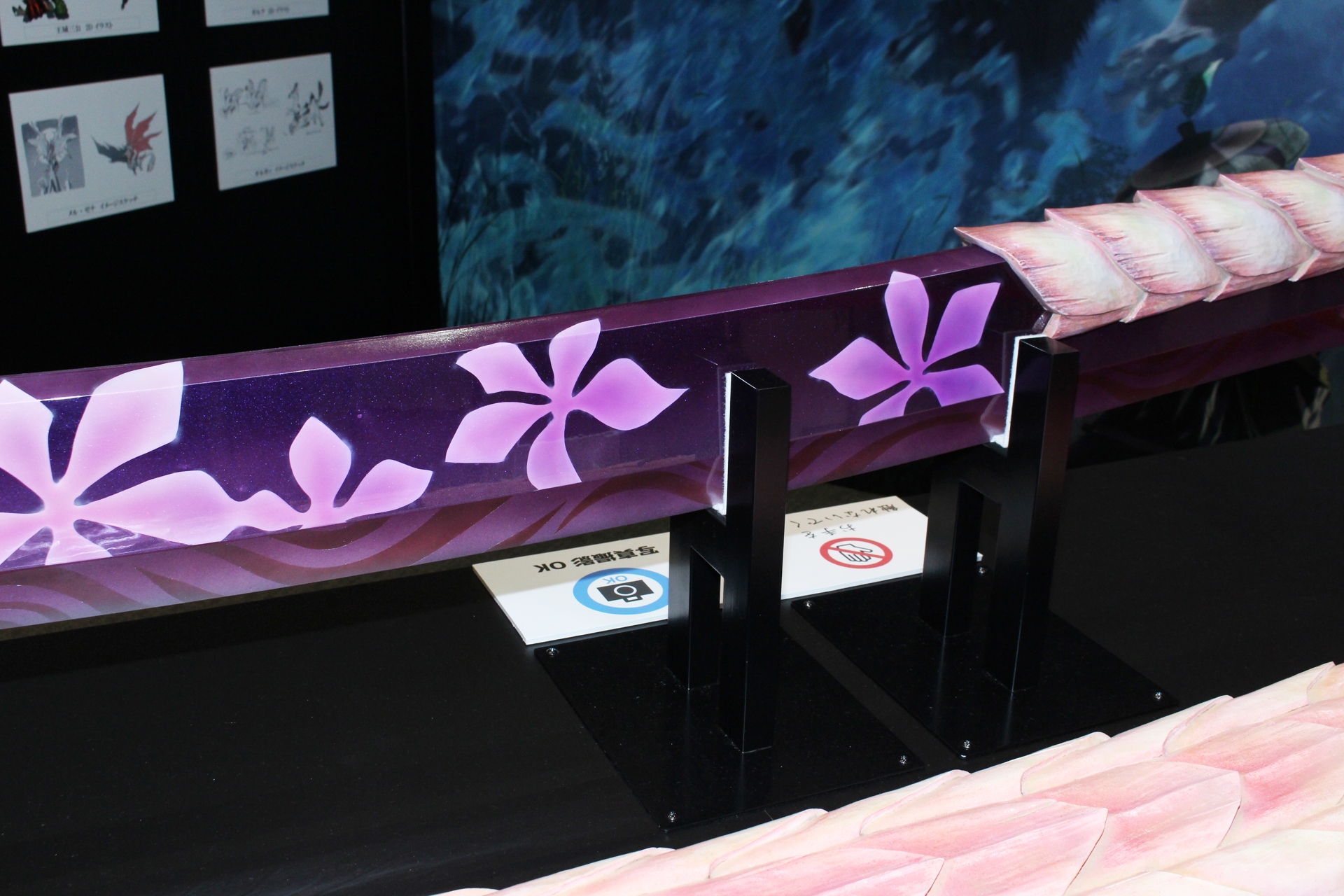 なまめかしく輝く刀身。刃の部分には刃文も見える。手前のものが写り込むほどの光沢にも注目