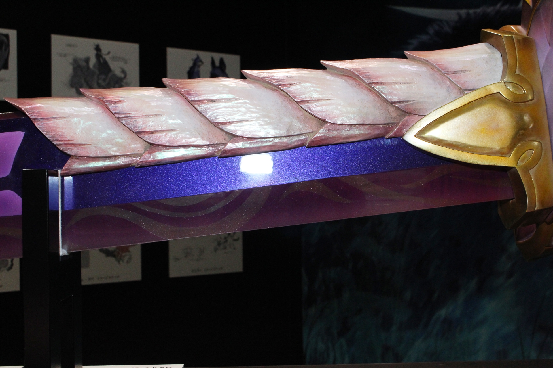 なまめかしく輝く刀身。刃の部分には刃文も見える。手前のものが写り込むほどの光沢にも注目