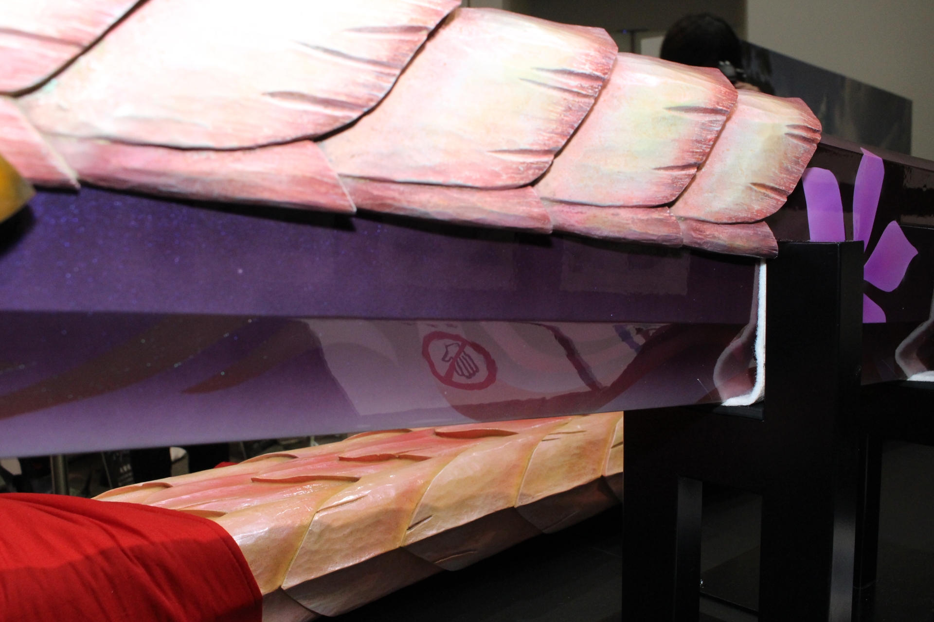 なまめかしく輝く刀身。刃の部分には刃文も見える。手前のものが写り込むほどの光沢にも注目