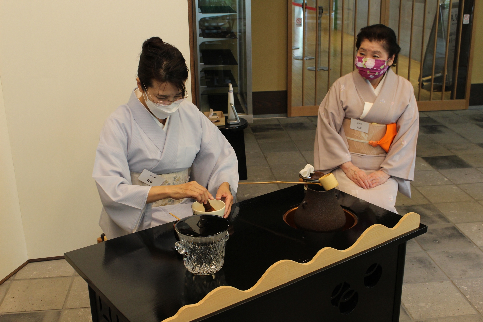 さかい利晶の杜の立札茶席では、「ハンターにふさわしき一服」として、特性の和菓子と三千家のお手前で堺の抹茶をいただける。料金は大人800円、高校生700円、中学生以下600円（全て税込、要事前予約、空きがあれば当日も入席可）