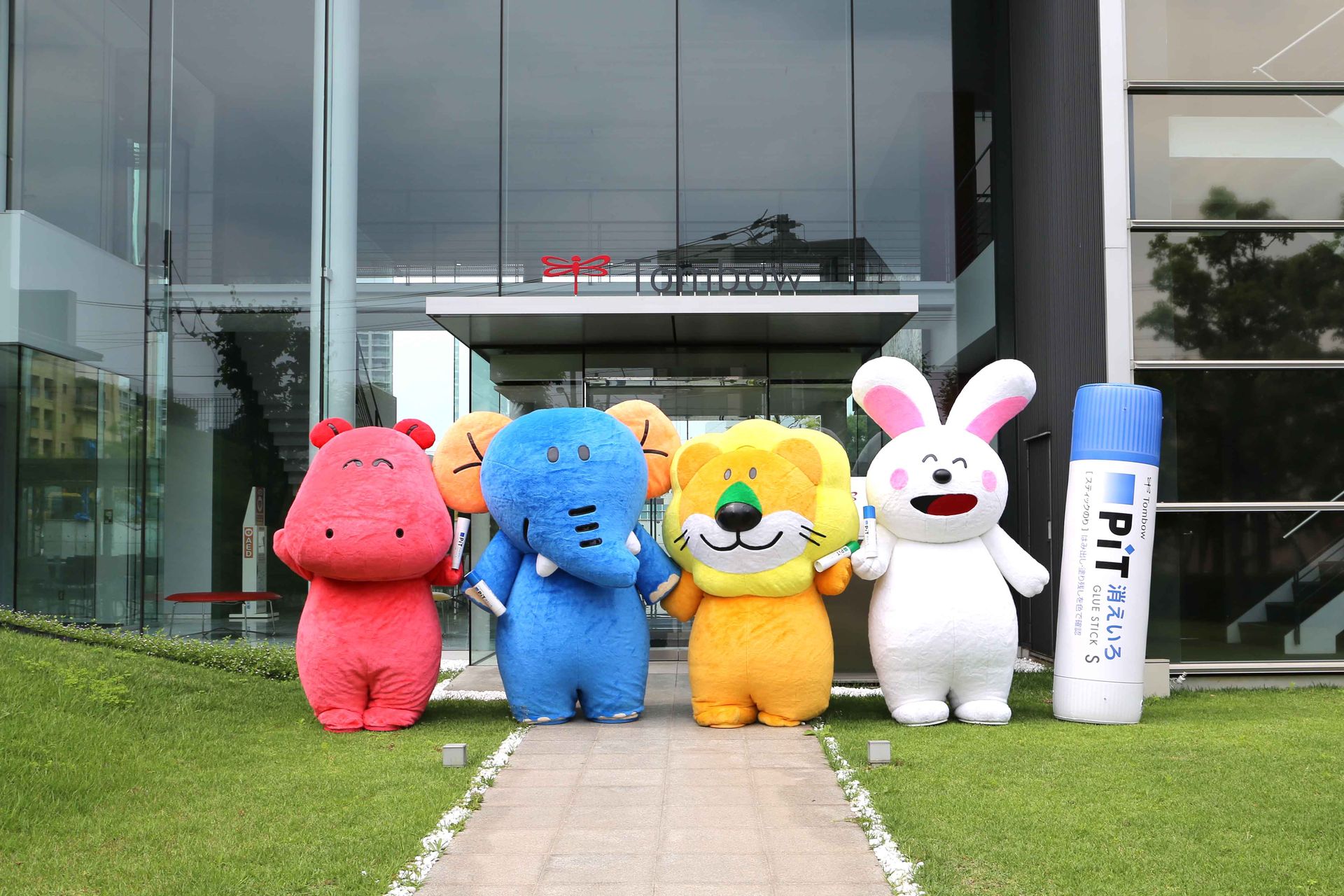 「たべっ子どうぶつ着せかえリング」おまけ付ピットの発売を記念して、たべっ子どうぶつのキャラクターがトンボ鉛筆本社を訪問！ 社員と名刺交換して会議室で企画ミーティングをした。その後、正面で記念撮影、ビッグなピットスティックのりも飛び入り。本社前庭の芝生の上でわいわい遊んで交流を深めた