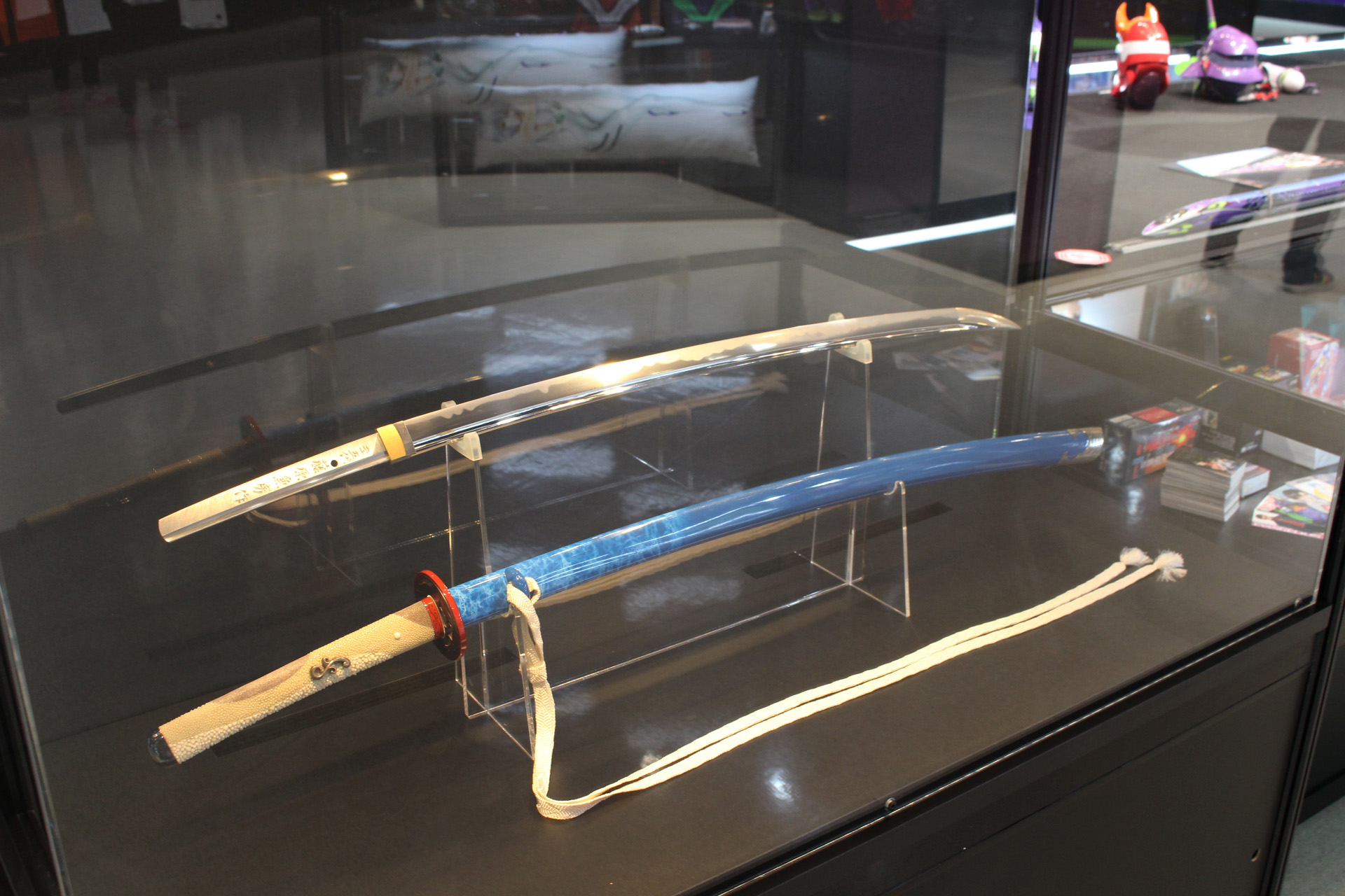 コトブキヤから発売された最初の綾波レイのガレージキットや、劇中の電話機、市販されたコスプレ衣装、刀匠による日本刀やロンギヌスの槍