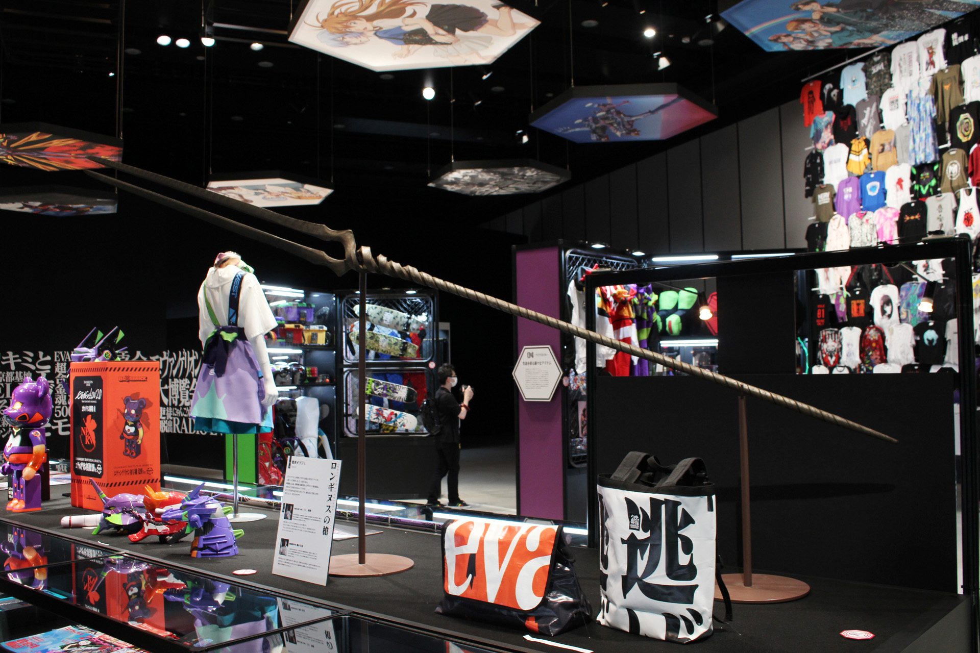 コトブキヤから発売された最初の綾波レイのガレージキットや、劇中の電話機、市販されたコスプレ衣装、刀匠による日本刀やロンギヌスの槍