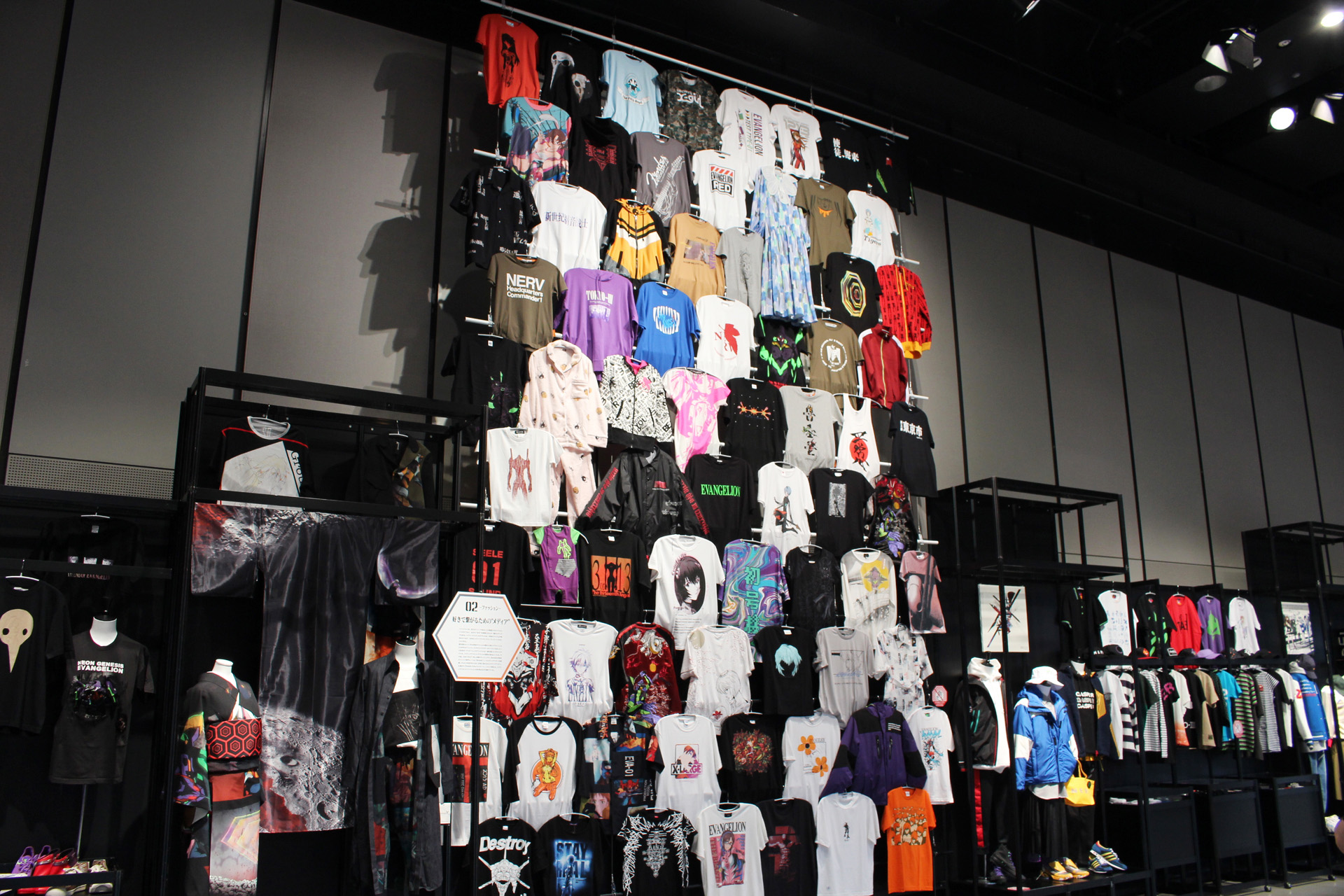 ファッションとして着こなせるデザインのものも多かったアパレル群