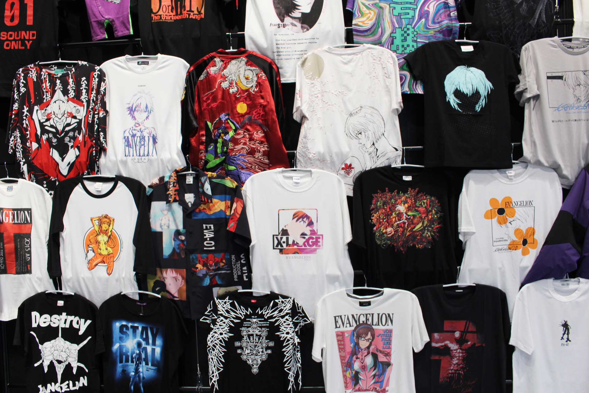 ファッションとして着こなせるデザインのものも多かったアパレル群