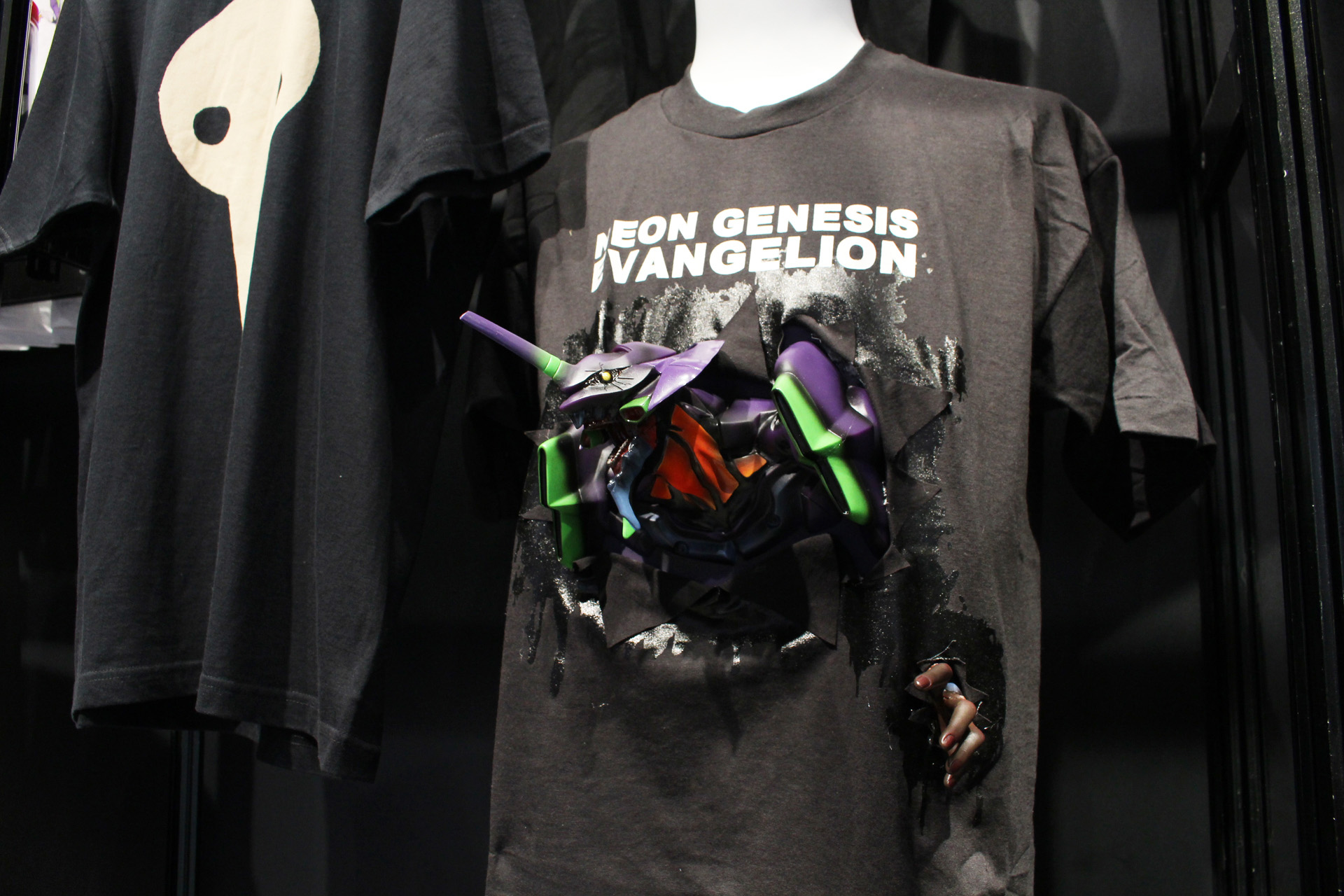 ファッションとして着こなせるデザインのものも多かったアパレル群