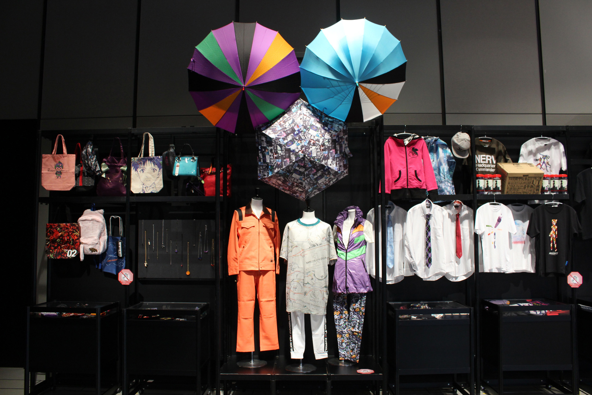 ファッションとして着こなせるデザインのものも多かったアパレル群