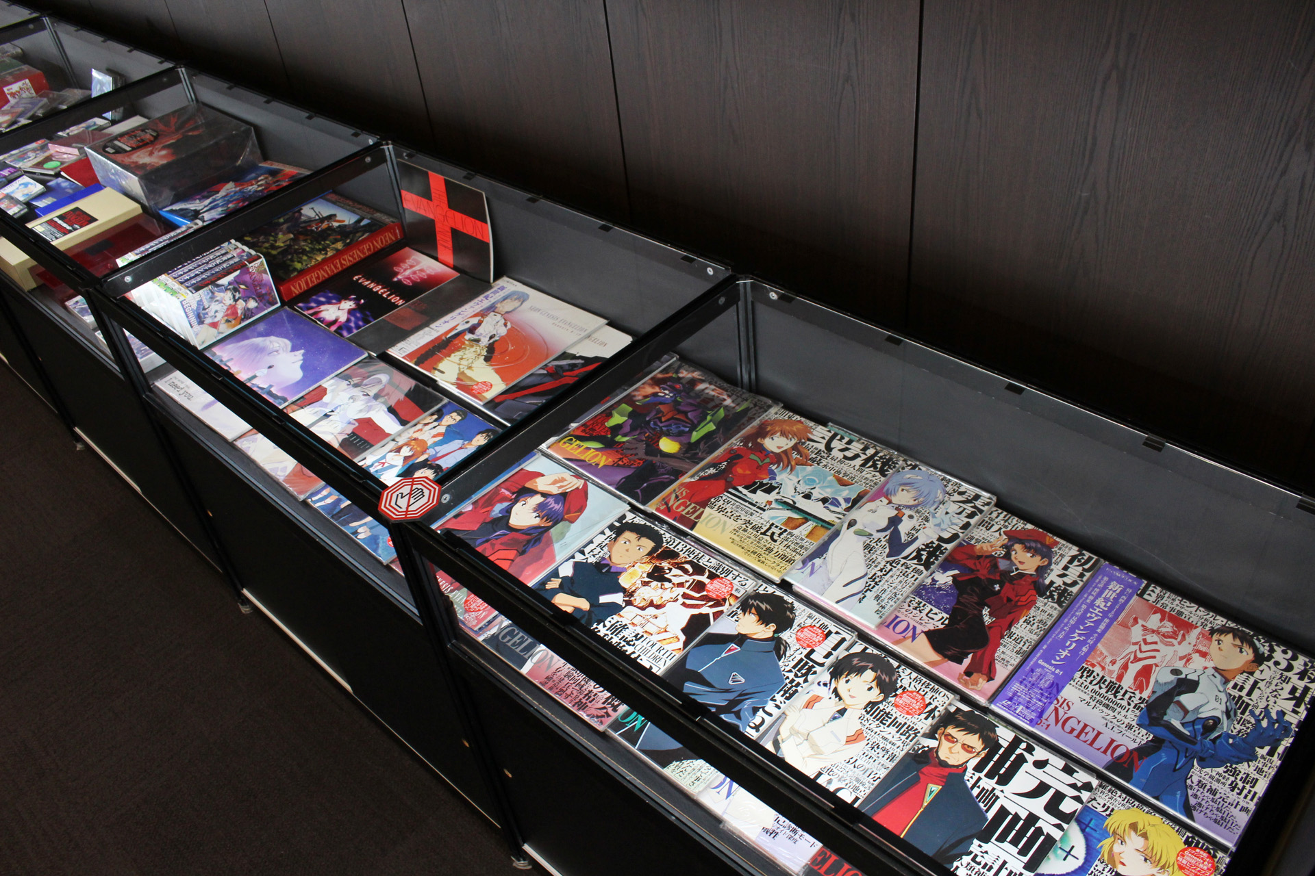 入口のコンコースには、映像ソフトや書籍などが展示されている