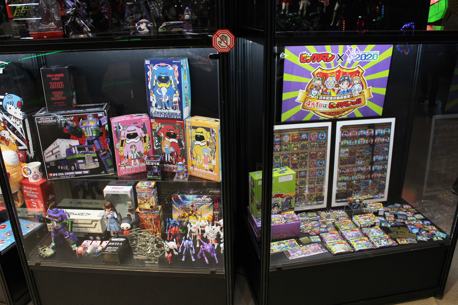 両者が融合したギャップのある姿が魅力でもある。村上隆氏の版画の実物もさりげなく展示され、来場者を驚かせていた