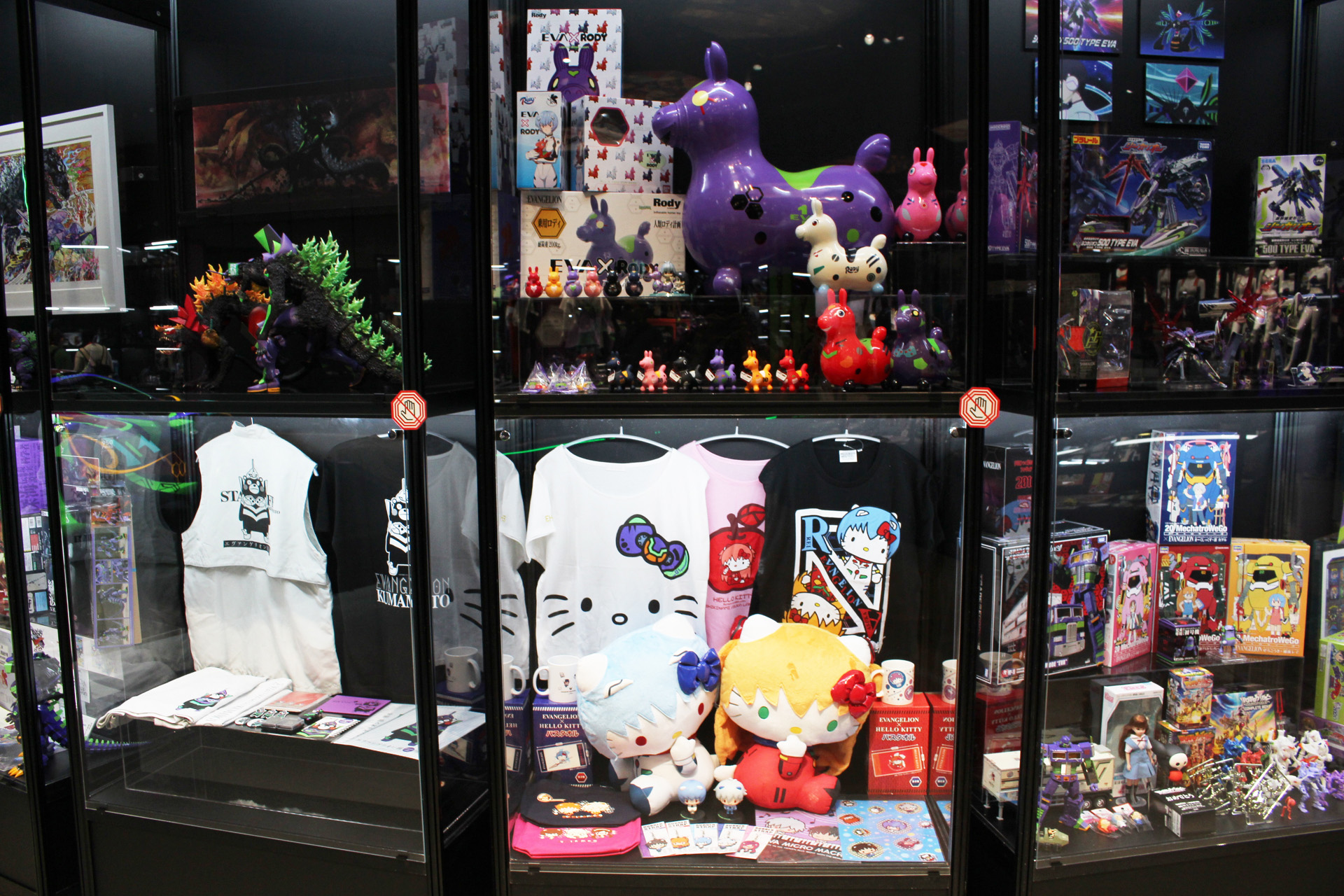 両者が融合したギャップのある姿が魅力でもある。村上隆氏の版画の実物もさりげなく展示され、来場者を驚かせていた