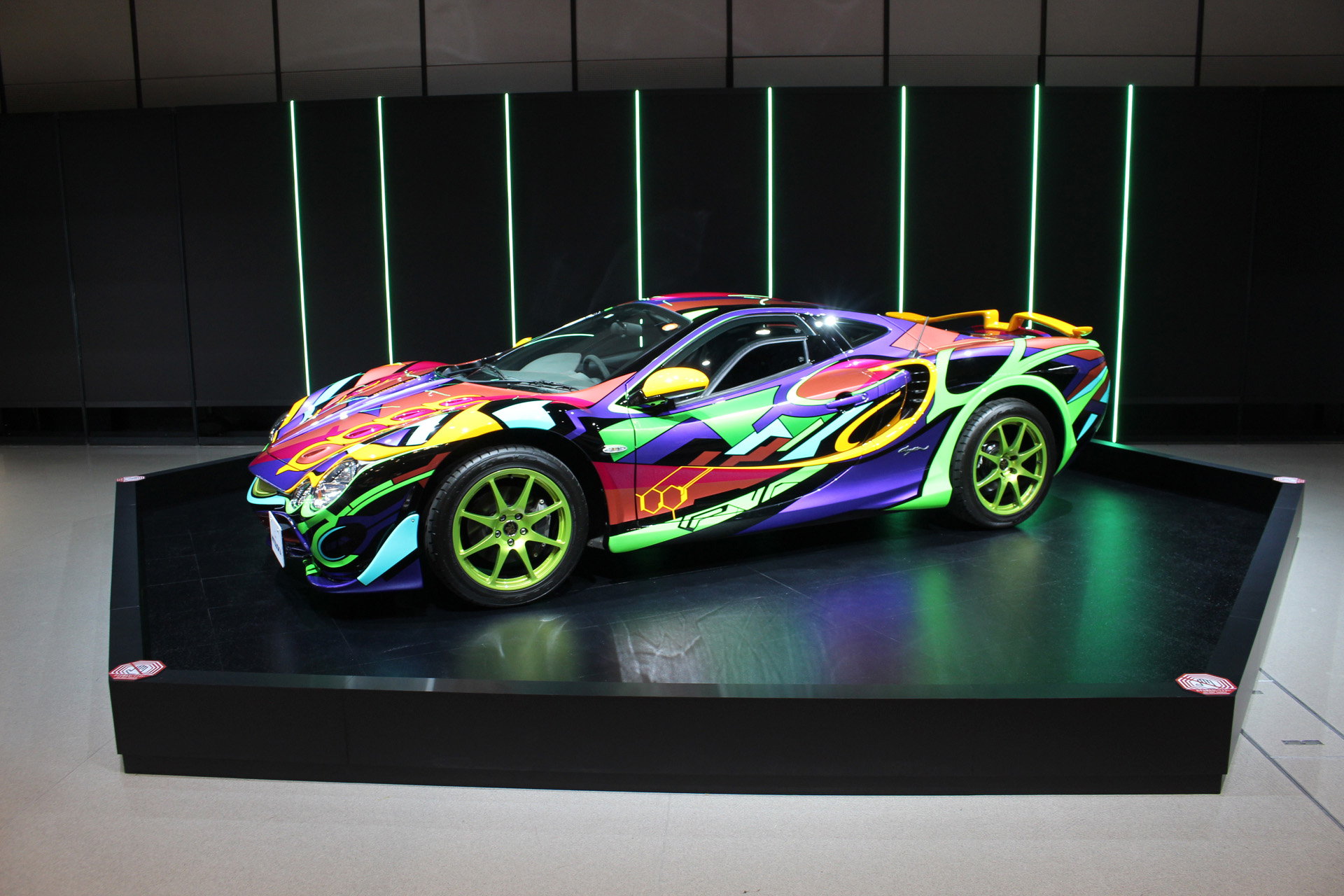 光岡自動車製の「オロチ」を、エヴァのデザイナー山下いくと氏設定のカラーで塗装した世界で1台のスポーツカーを特別に展示