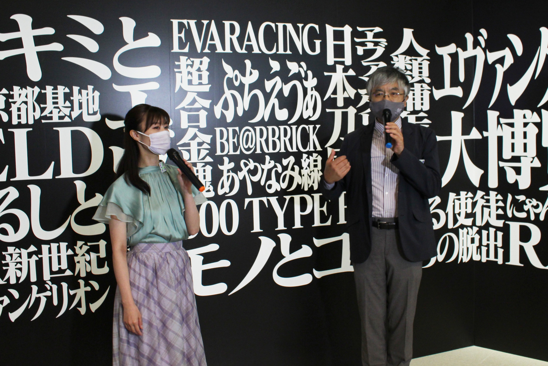 展示にまつわるトークを行なったグラウンドワークス：の神村靖宏氏（写真右）。左はエヴァインフォ公式レポーターの野呂陽菜さん