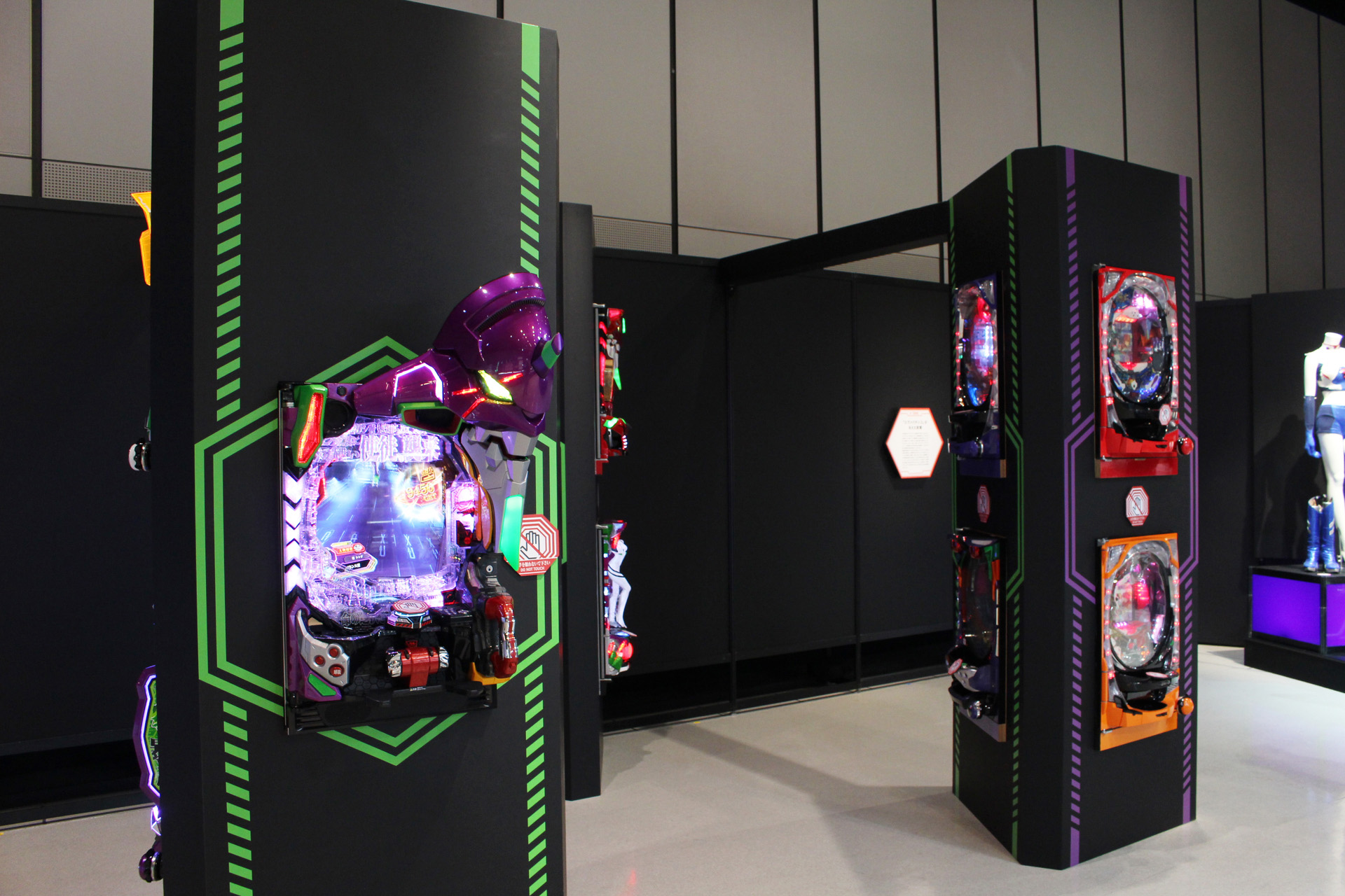 パチンコ産業に大きな影響をもたらしたエヴァシリーズの遊技機。一部は見どころとなる演出を再現している