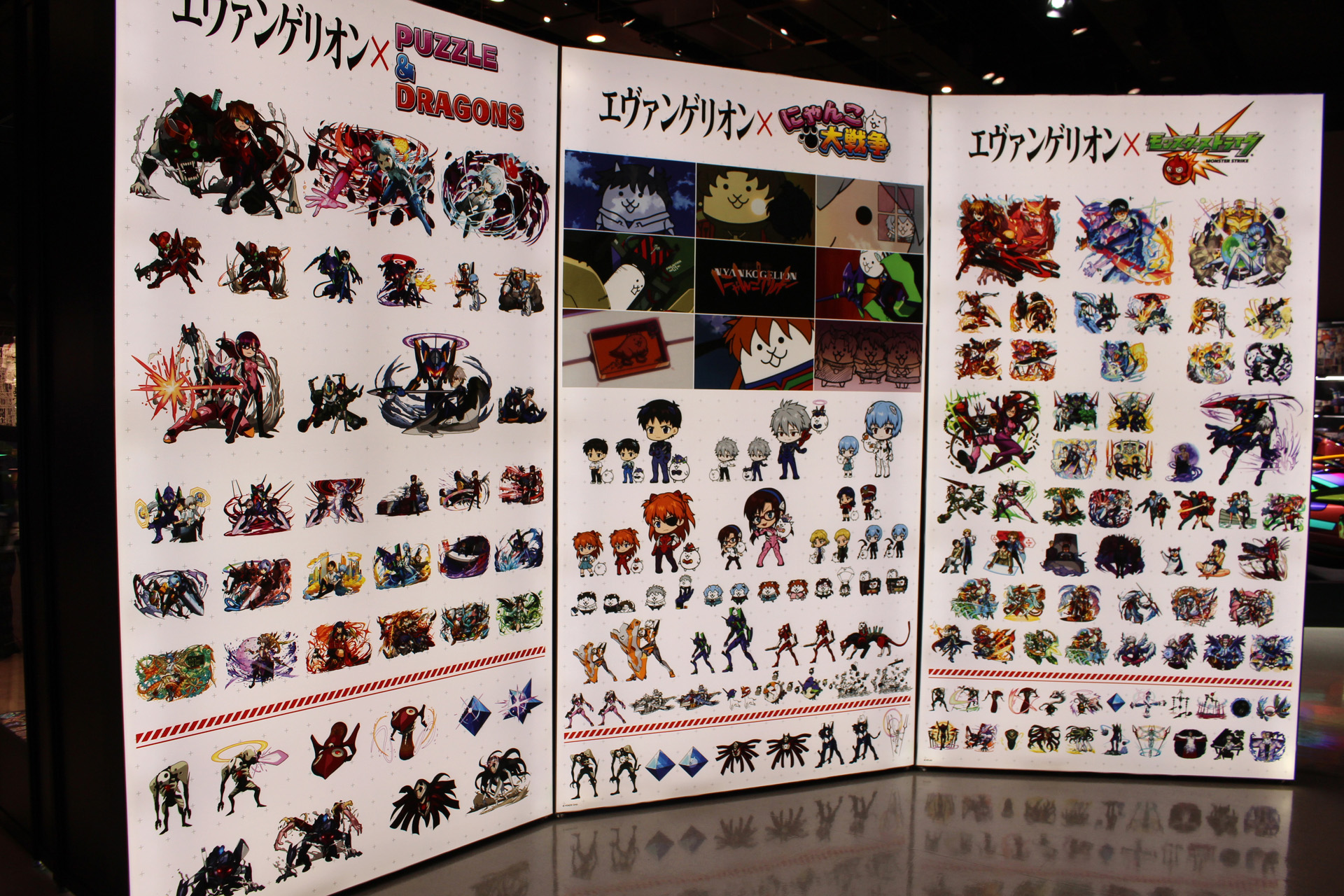 エヴァとコラボしたモバイルゲームのキャラクターを網羅した展示パネル
