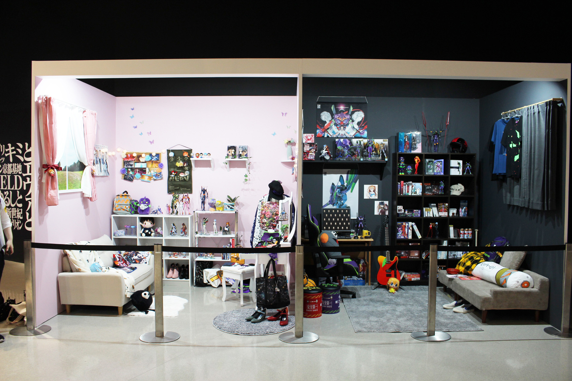 あらゆるエヴァグッズを使ってコーディネートされた部屋がこちら