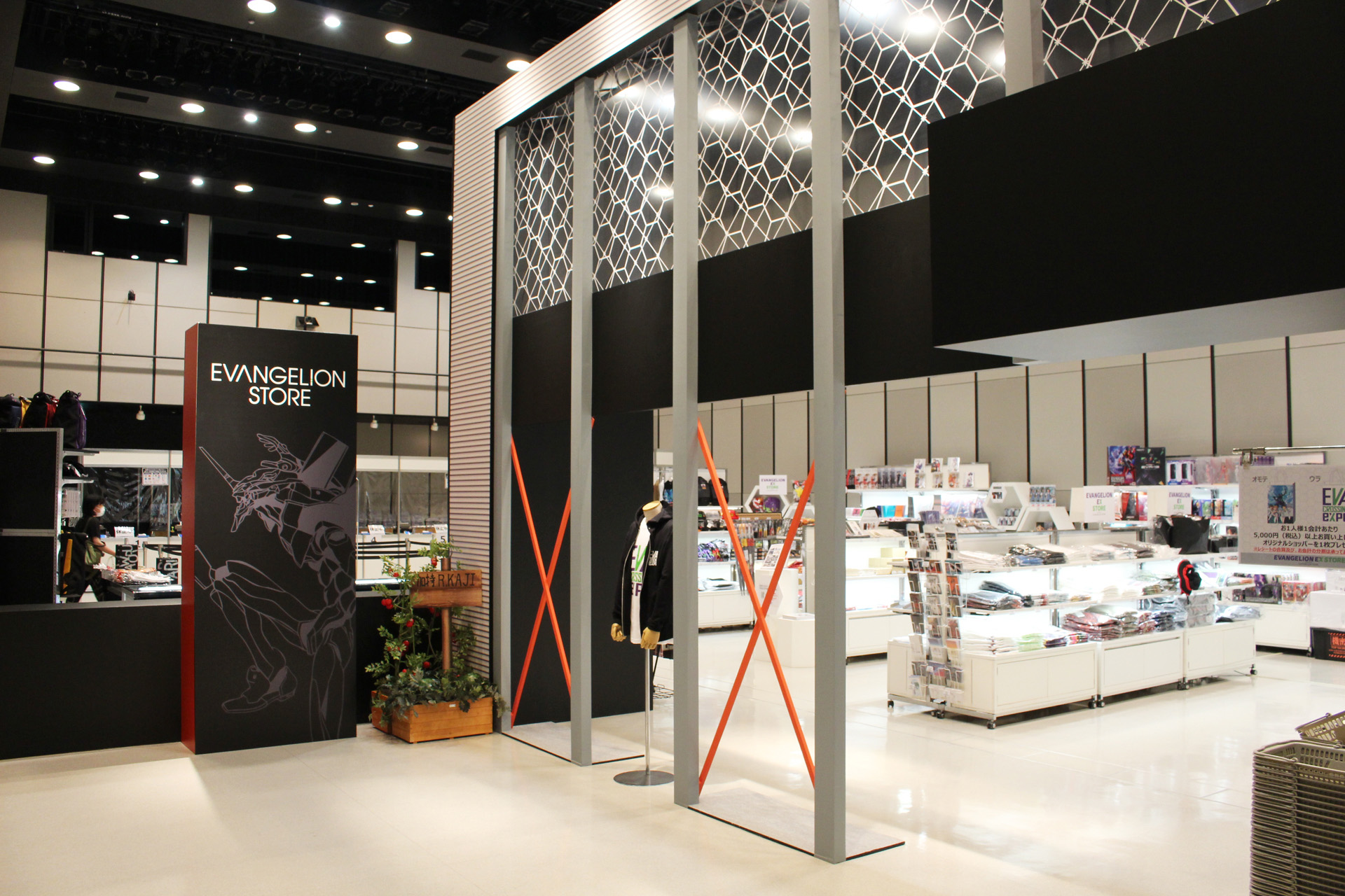 物販コーナーでは、イベント限定グッズをはじめとした様々なグッズが販売されている