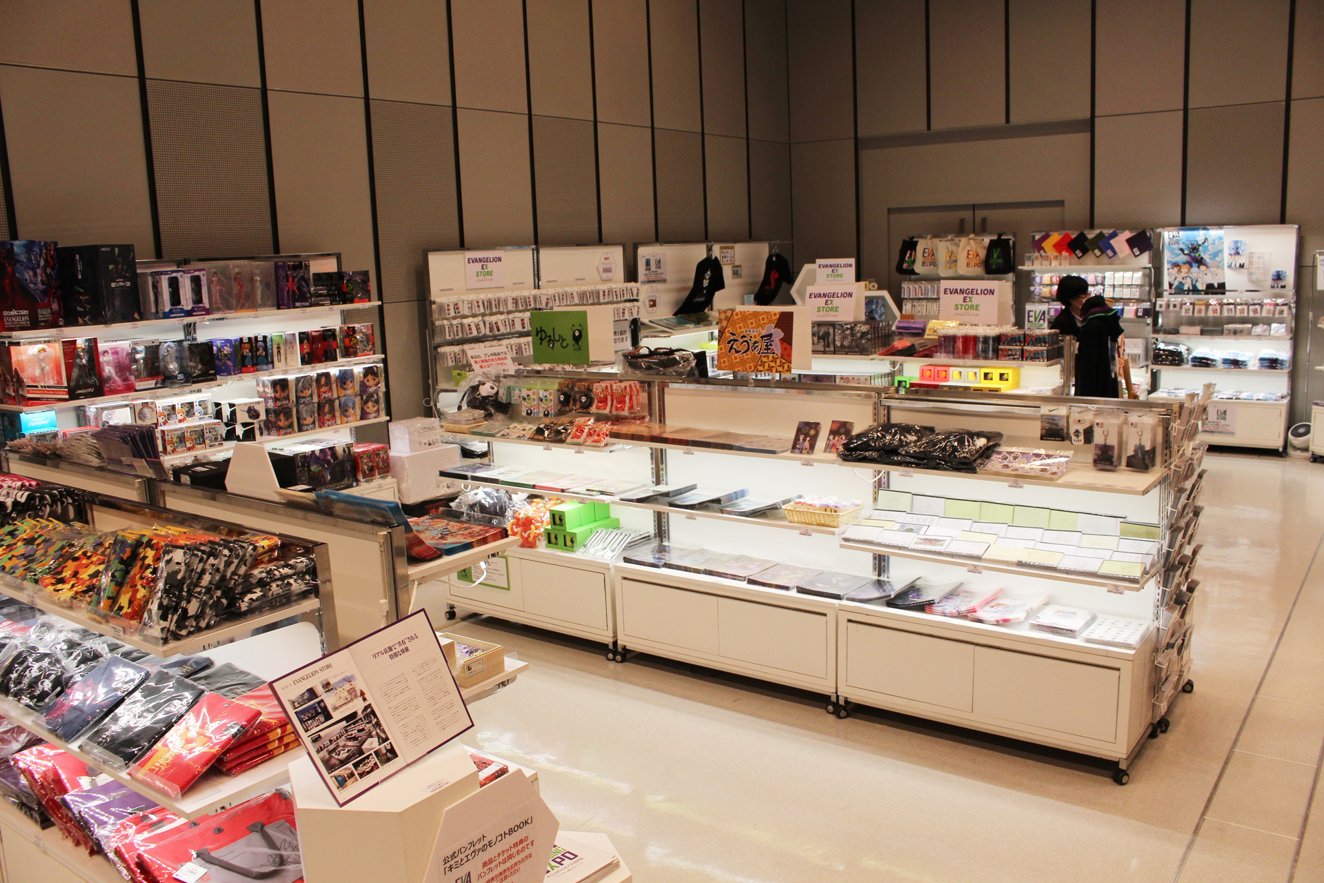 物販コーナーでは、イベント限定グッズをはじめとした様々なグッズが販売されている