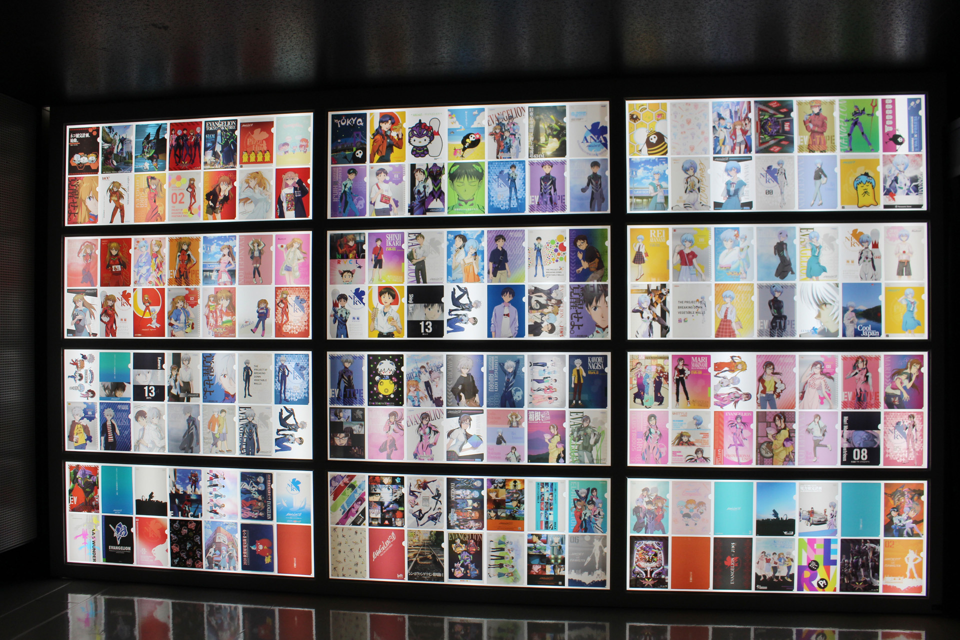 入口のクリアファイル展示コーナー。持っていたものもあるのでは？