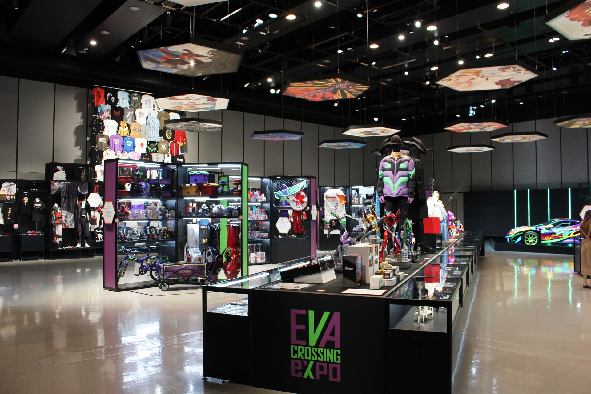 会場全景。その中央には特に注目度の高いグッズを集めたキュレーションランウェイがある
