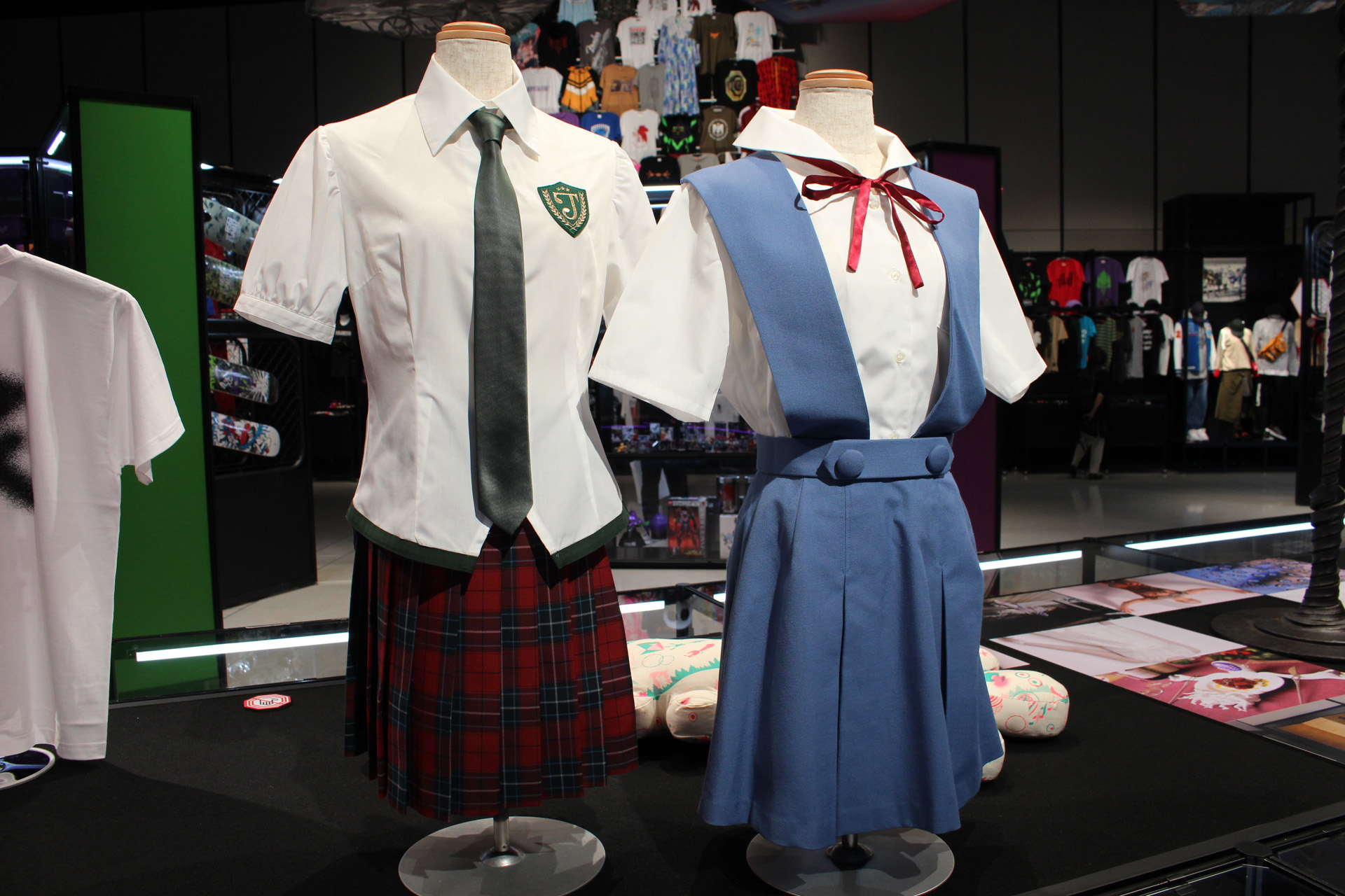 コトブキヤから発売された最初の綾波レイのガレージキットや、劇中の電話機、市販されたコスプレ衣装、刀匠による日本刀やロンギヌスの槍