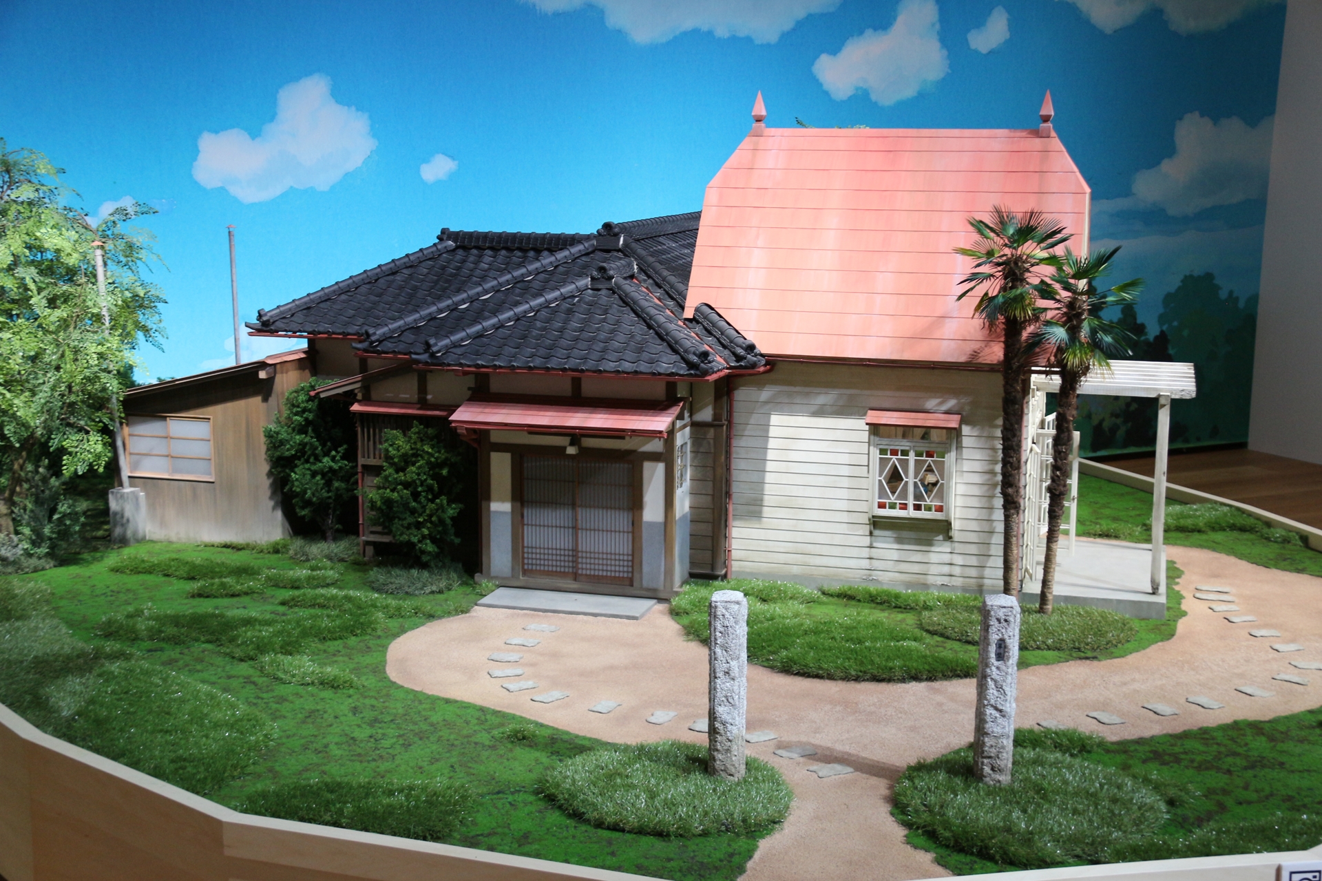 1/5スケールの「サツキとメイの家」。裏側も見られる