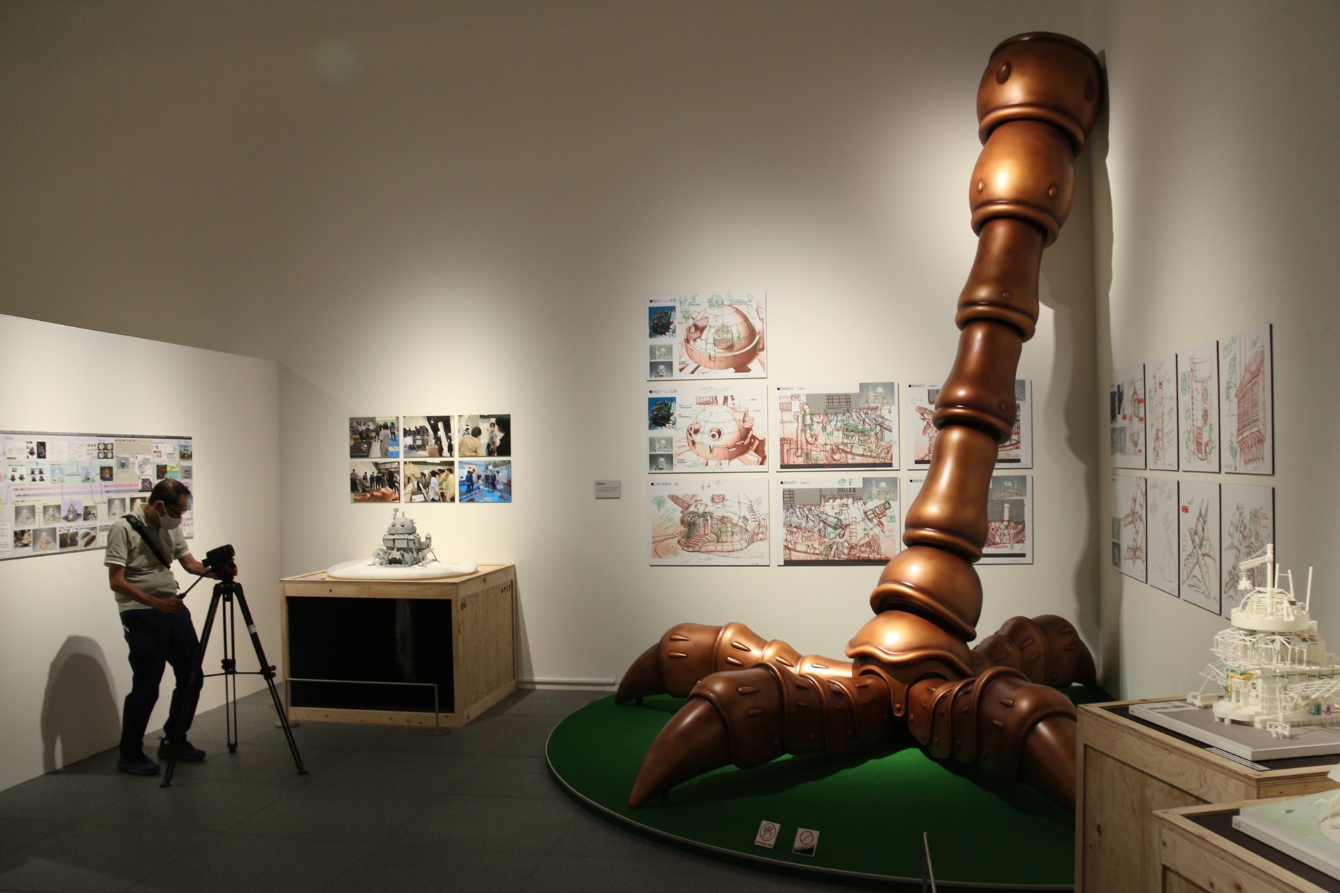 足は実際のスケール。いかに実物が大きいかがわかる