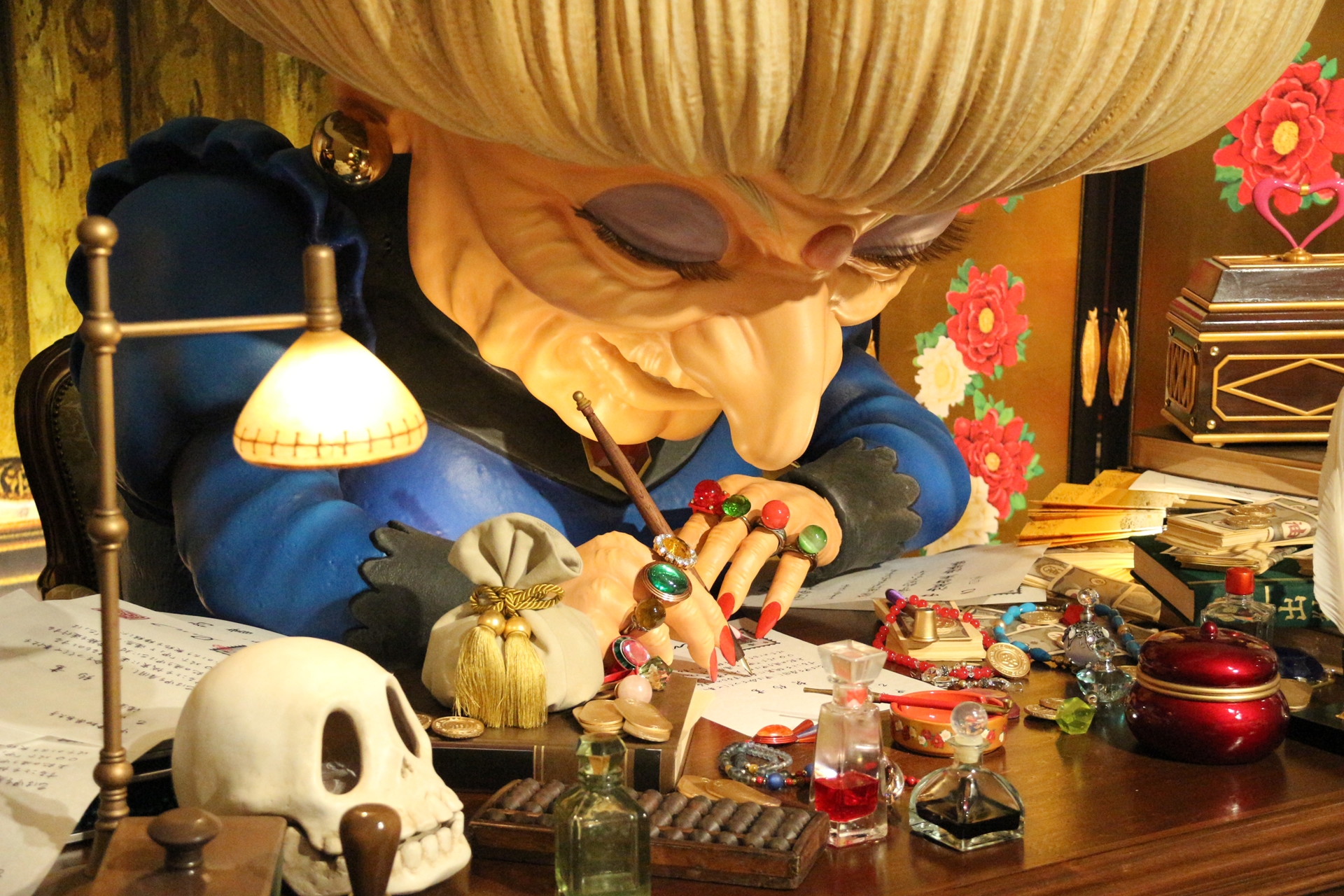 湯婆婆の展示。「ジブリの大倉庫」の「にせの館長室」で同スケールのものを見ることができる