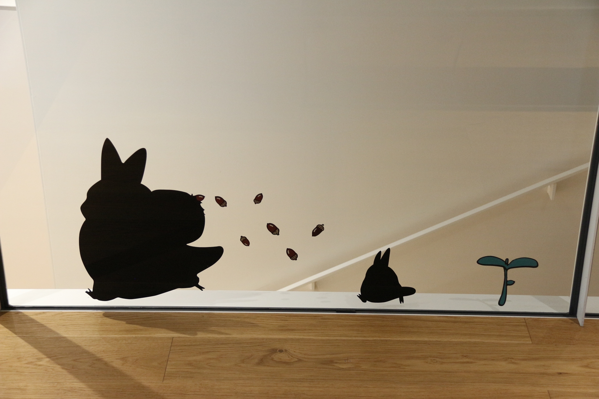 館内で見つけたこのシルエットは……？