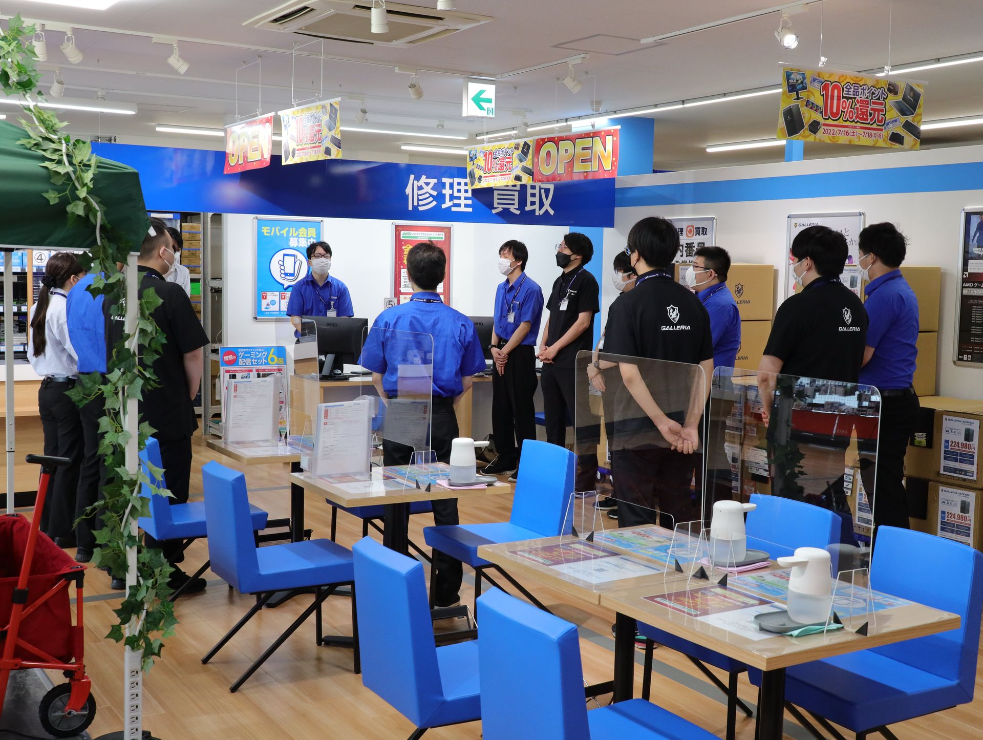 開店前に注意事項を伝える五十嵐店長